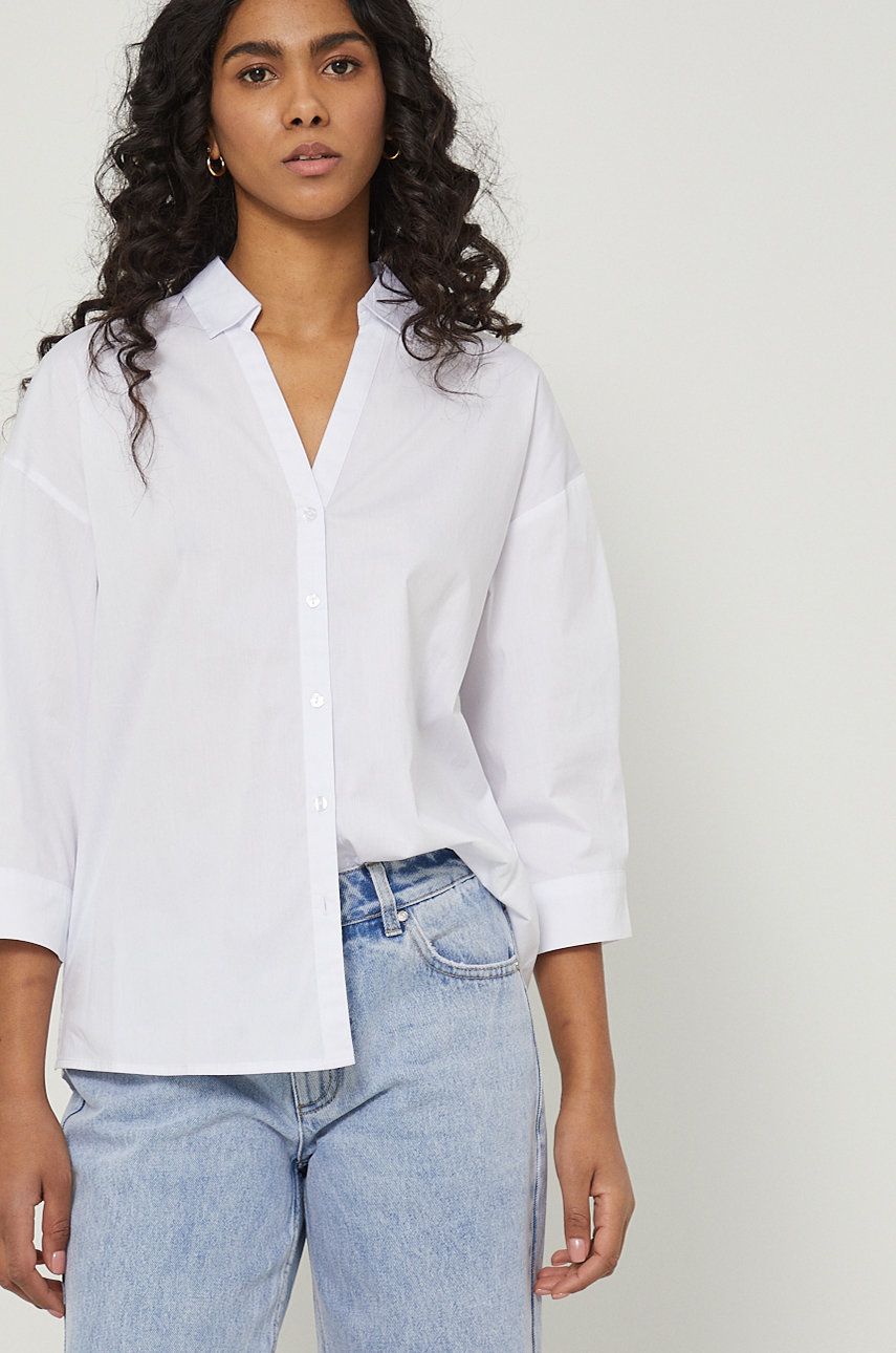 Medicine koszula damska kolor biały regular z kołnierzykiem klasycznym