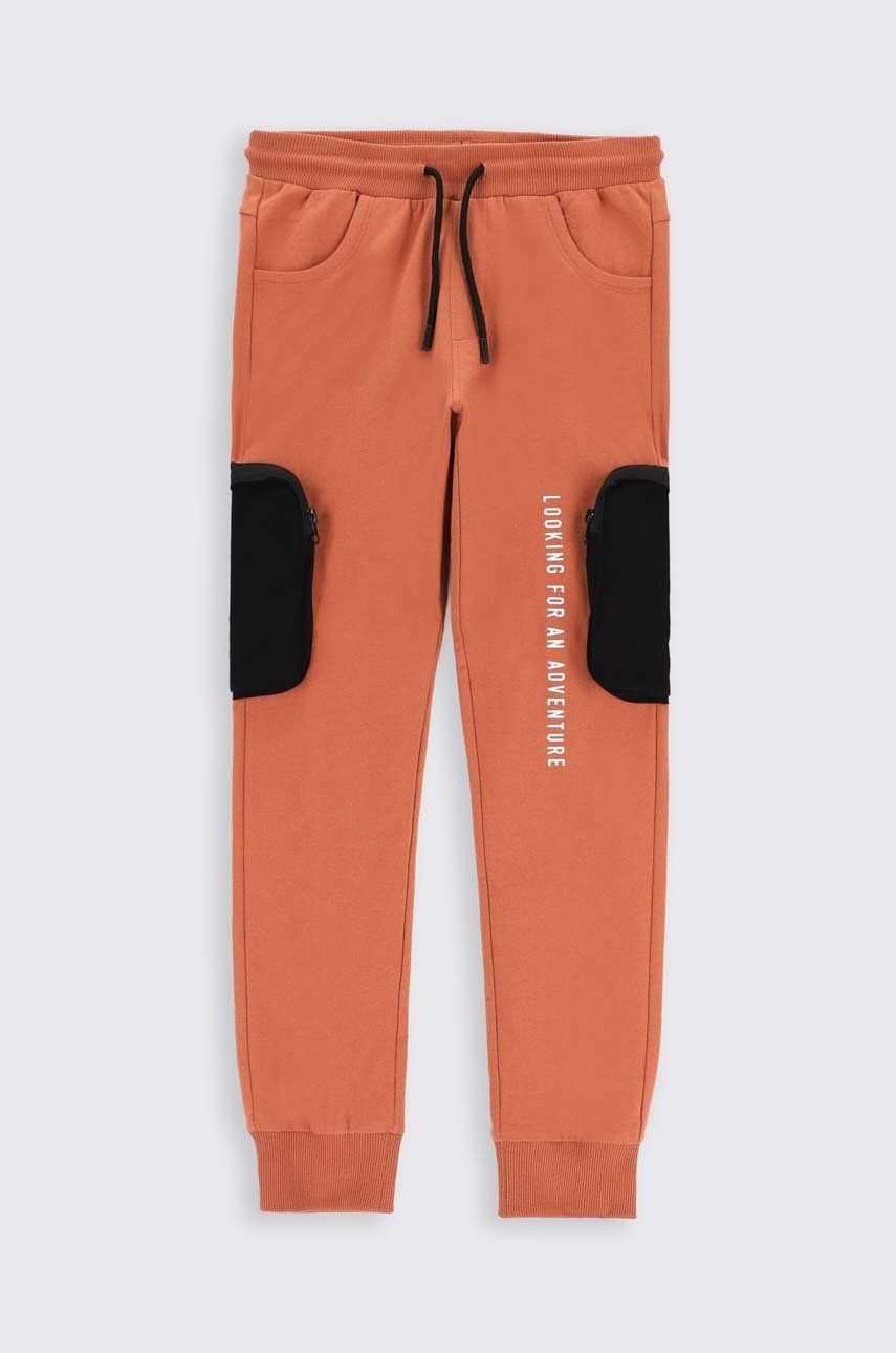 Coccodrillo spodnie dresowe bawełniane dziecięce kolor brązowy z nadrukiem