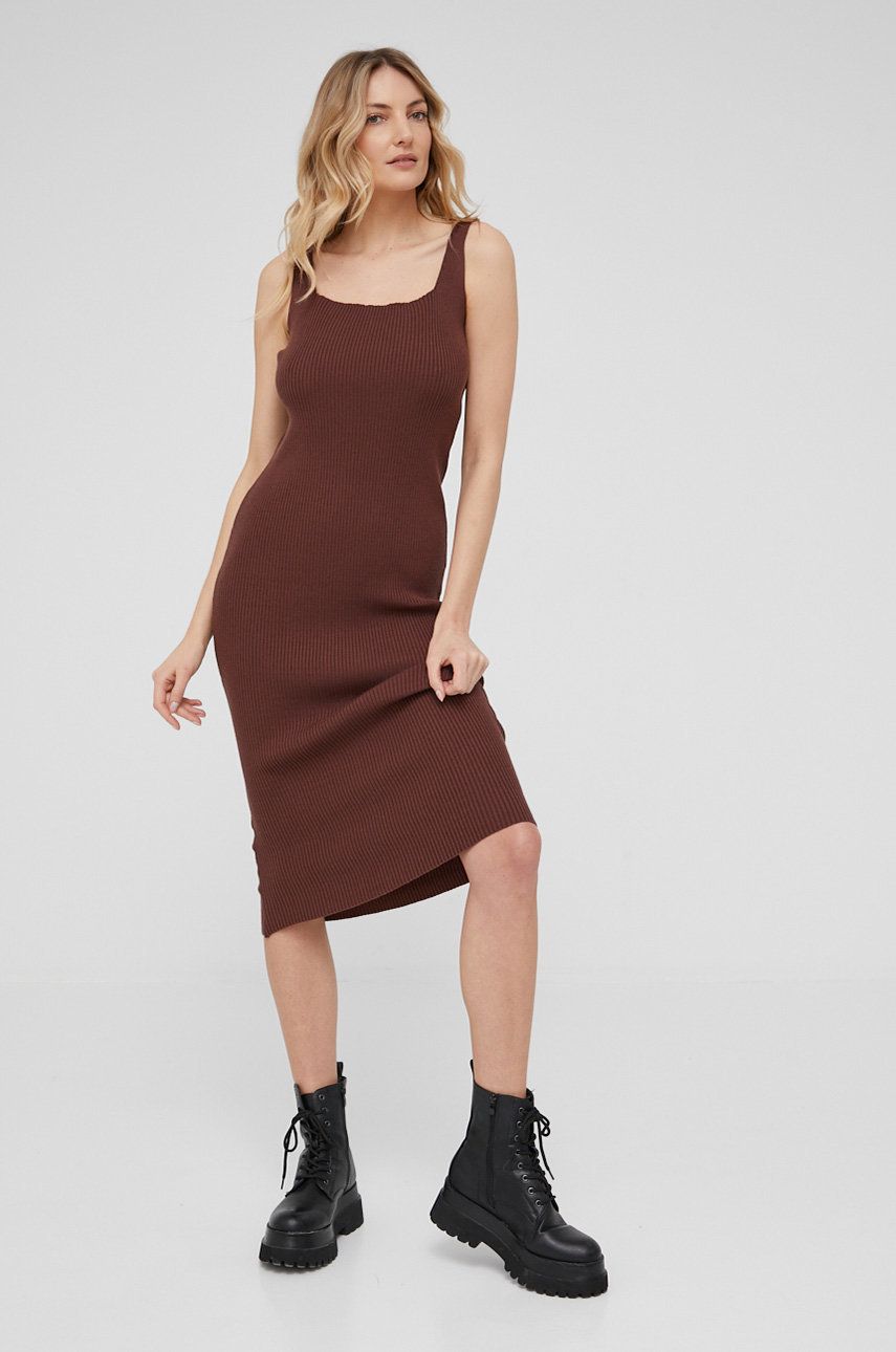 Answear Lab sukienka kolor brązowy midi dopasowana