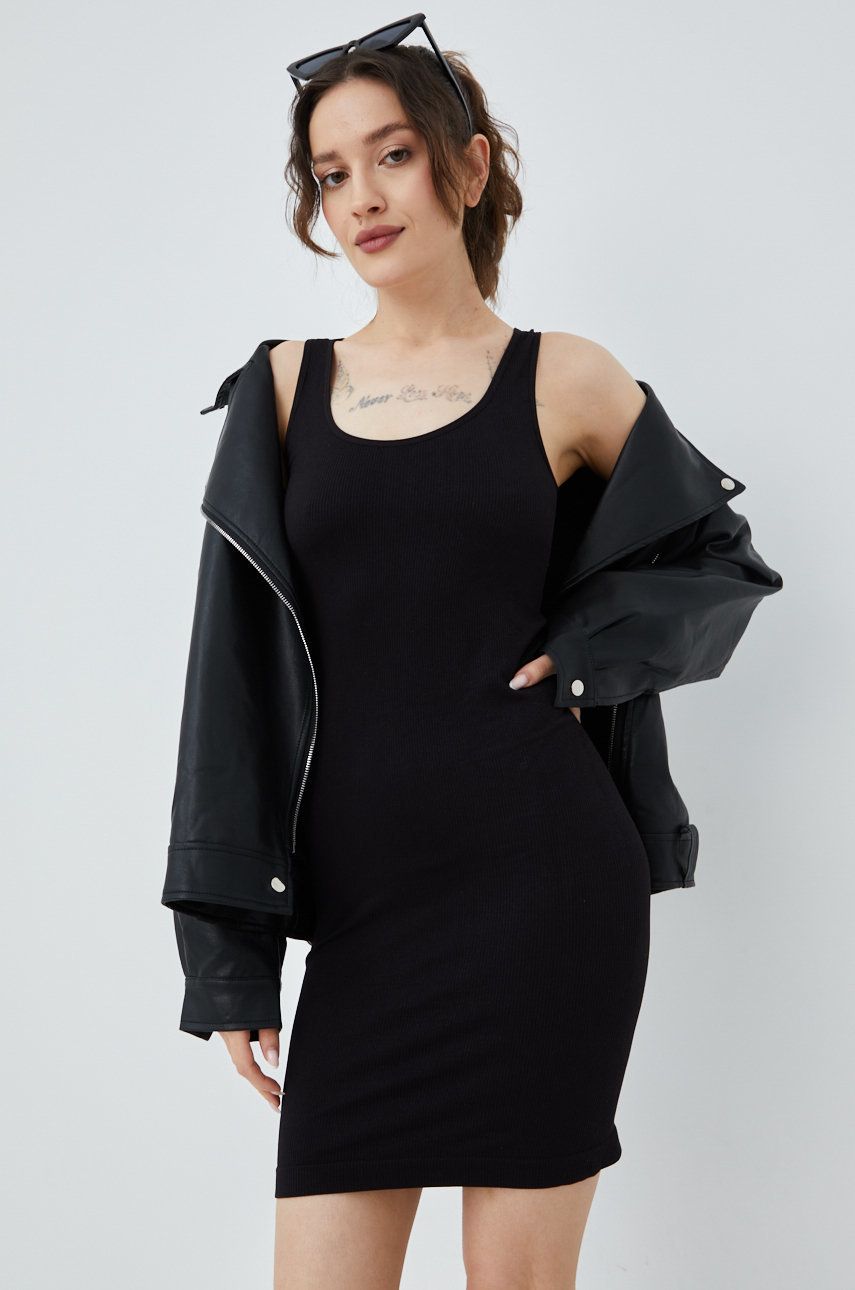 Pieces sukienka Symmi kolor czarny mini dopasowana