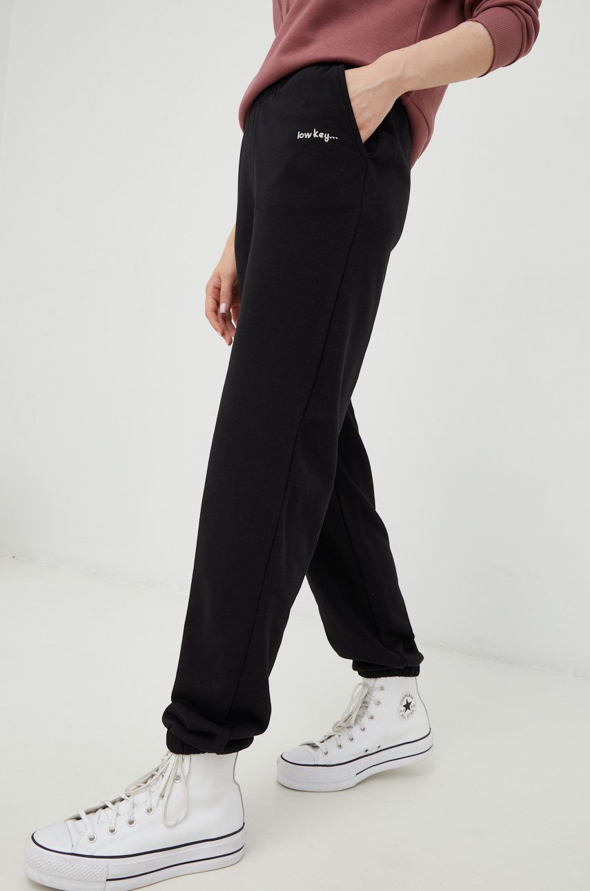 JDY spodnie dresowe damskie kolor czarny gładkie