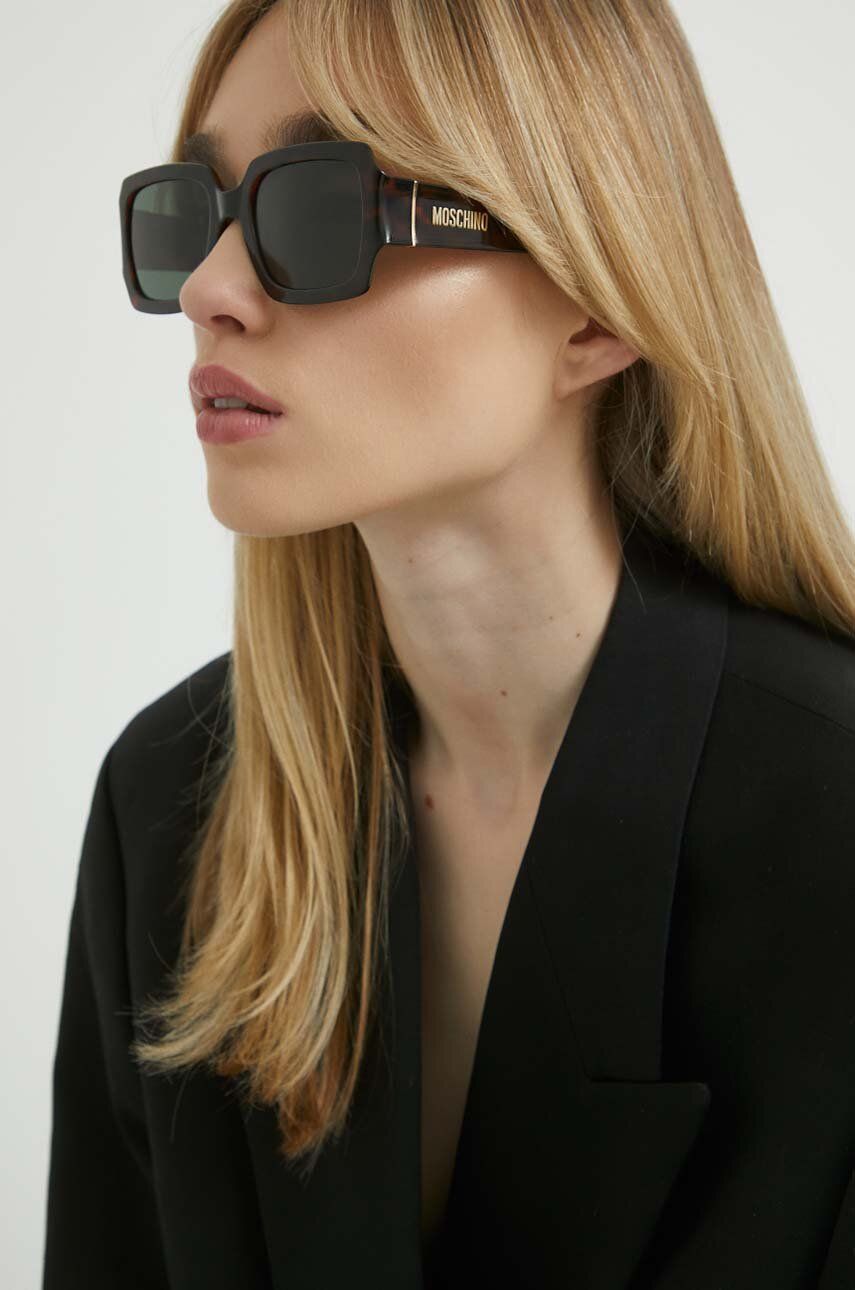 Moschino okulary przeciwsłoneczne damskie kolor brązowy