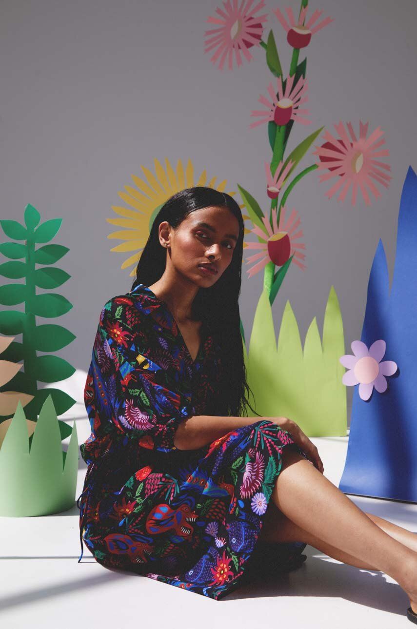 Medicine sukienka kolor czarny midi prosta