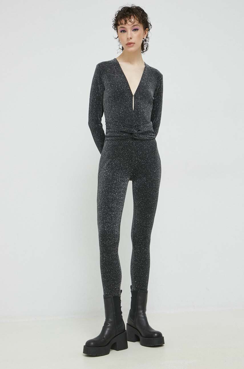 HUGO kombinezon kolor srebrny z dekoltem w szpic