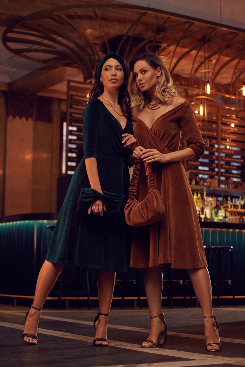 Rozkloszowana Sukienka z Weluru z Zakładanym Dekoltem - Bordowa