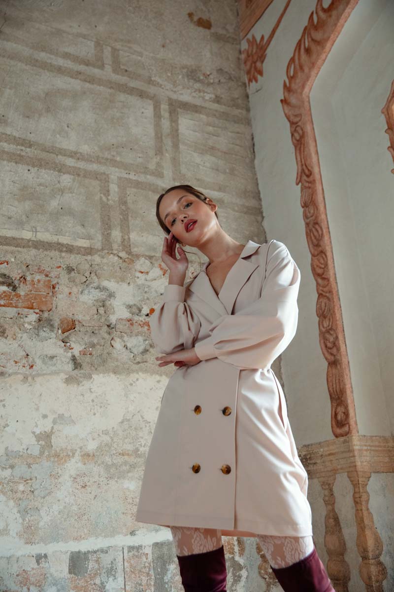 Sukienka z Dwurzędowym Zapięciem na Guziki - Beżowa