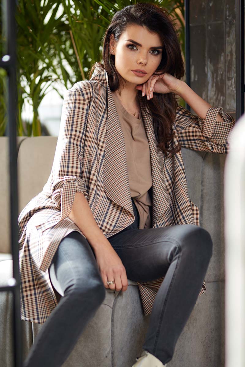 Narzutka w Kratę z Podpinanym Rękawem - Brązowa