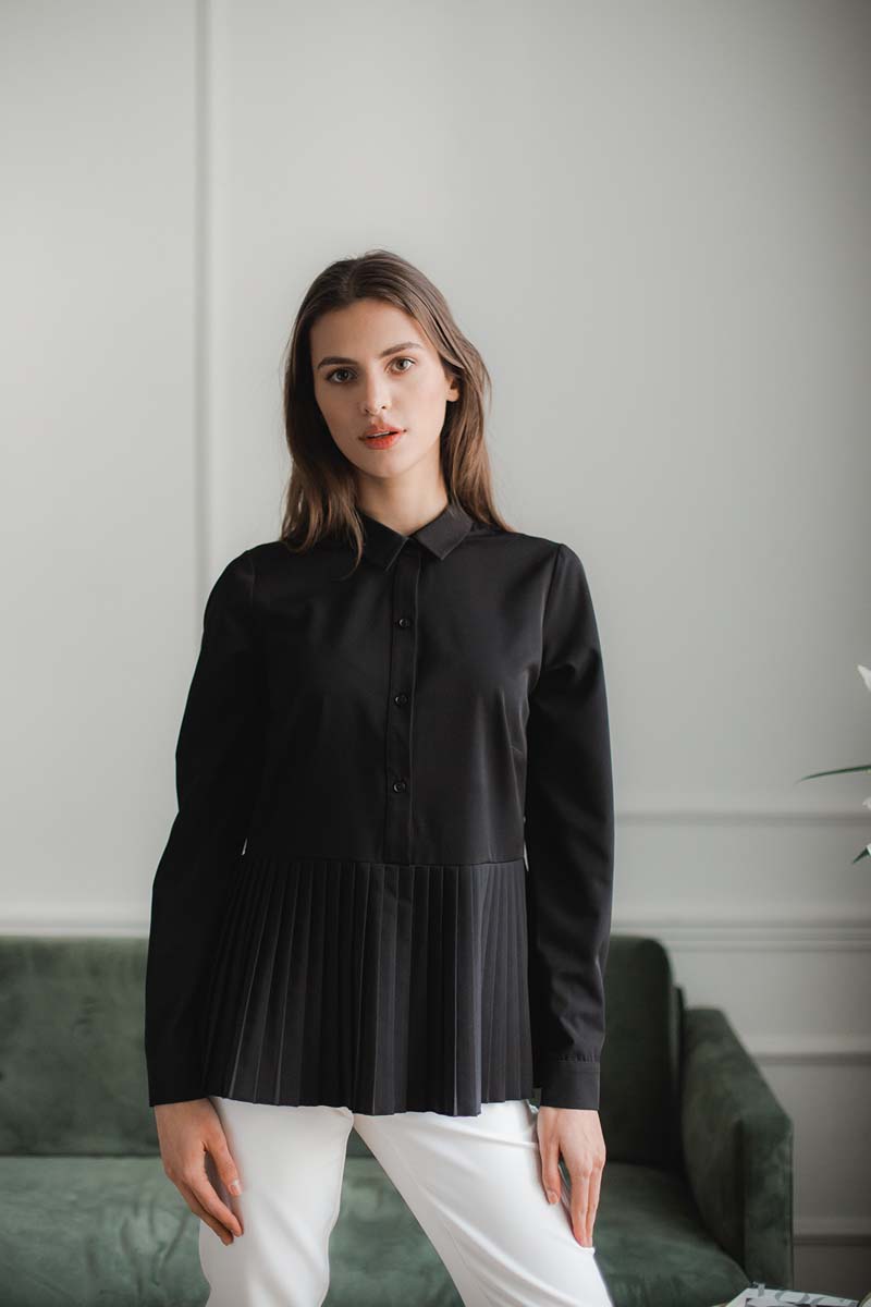 Koszulowa Bluzka z Plisowanym Dołem - Czarna