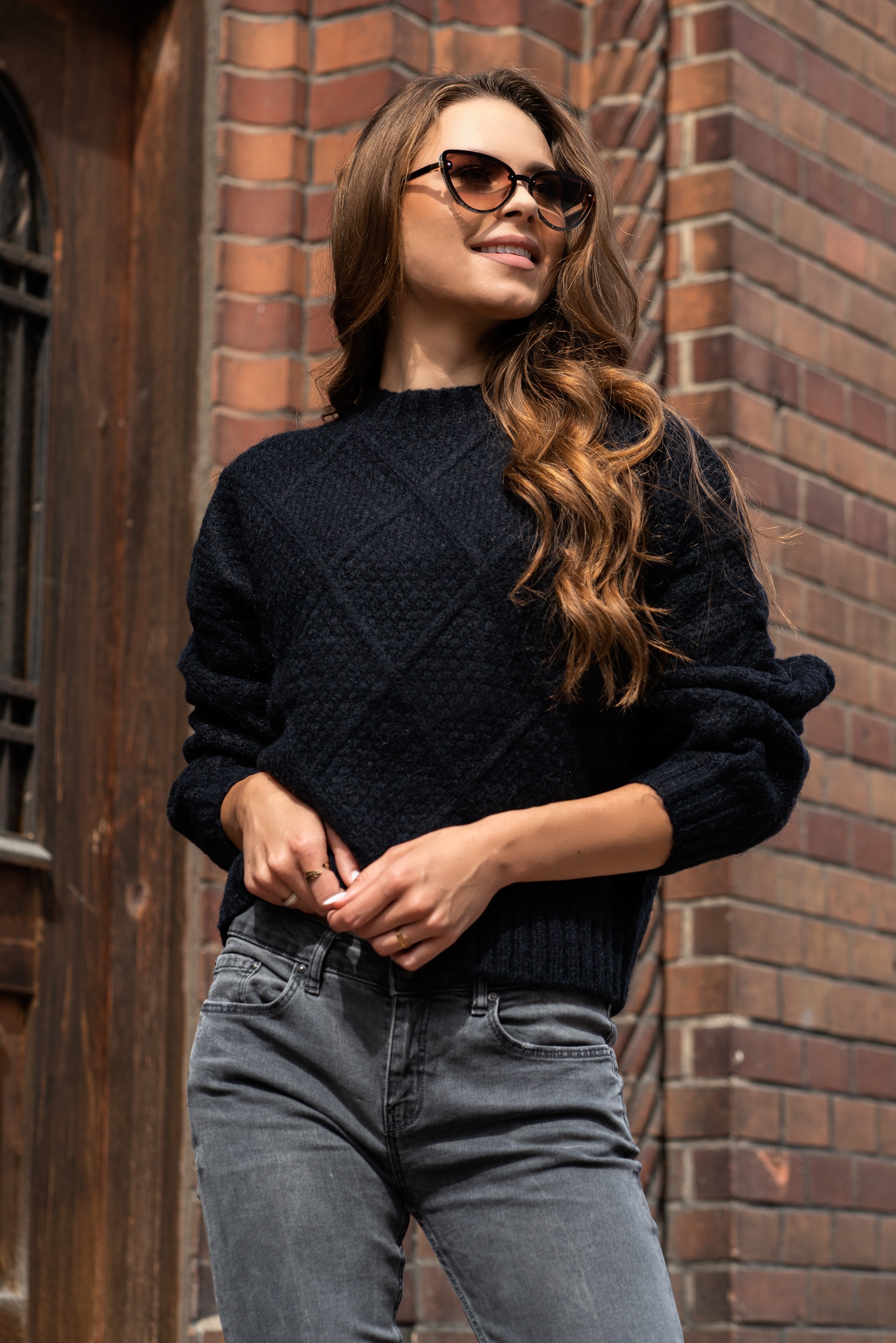 Ciepły Sweter z Ozdobnym Splotem - Czarny