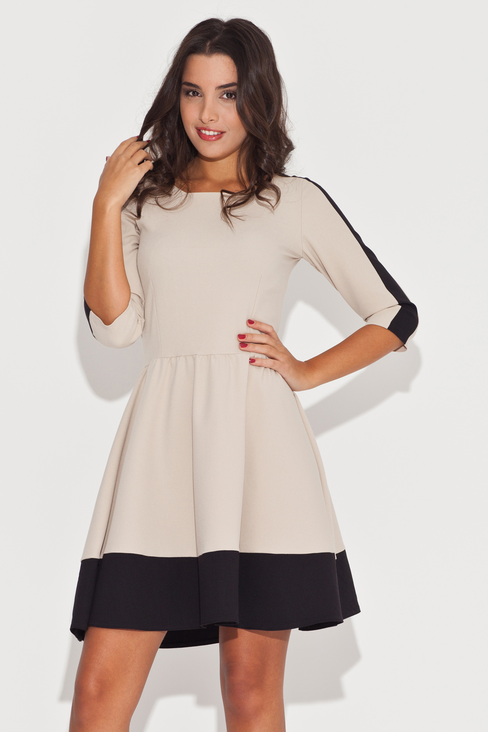 Elegancka Beżowo-Czarna Sukienka z Rękawem 3/4 z Kolorowymi Lamówkami