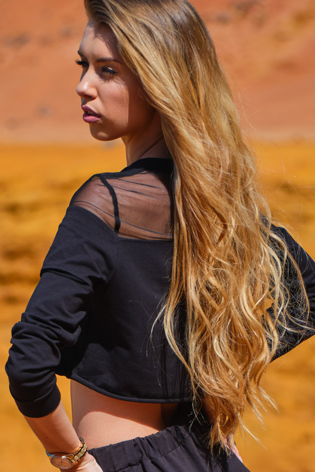 Czarna Krótka Bluza z Siateczkowymi Wstawkami