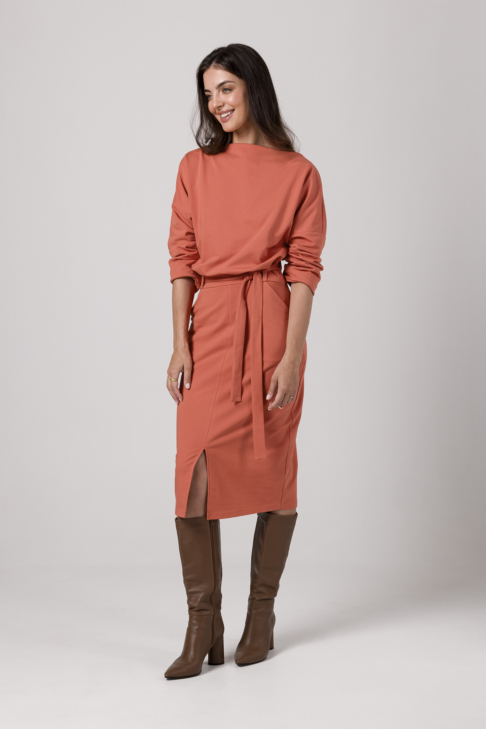 Dzianinowa Sukienka Midi z Paskiem - Ceglasta