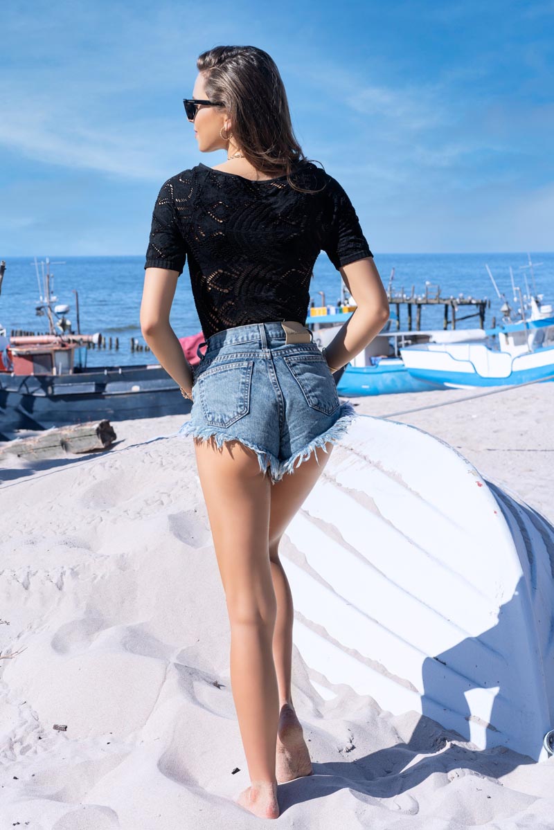 Czarna Ażurowa Bluzka o Klasycznym Kroju