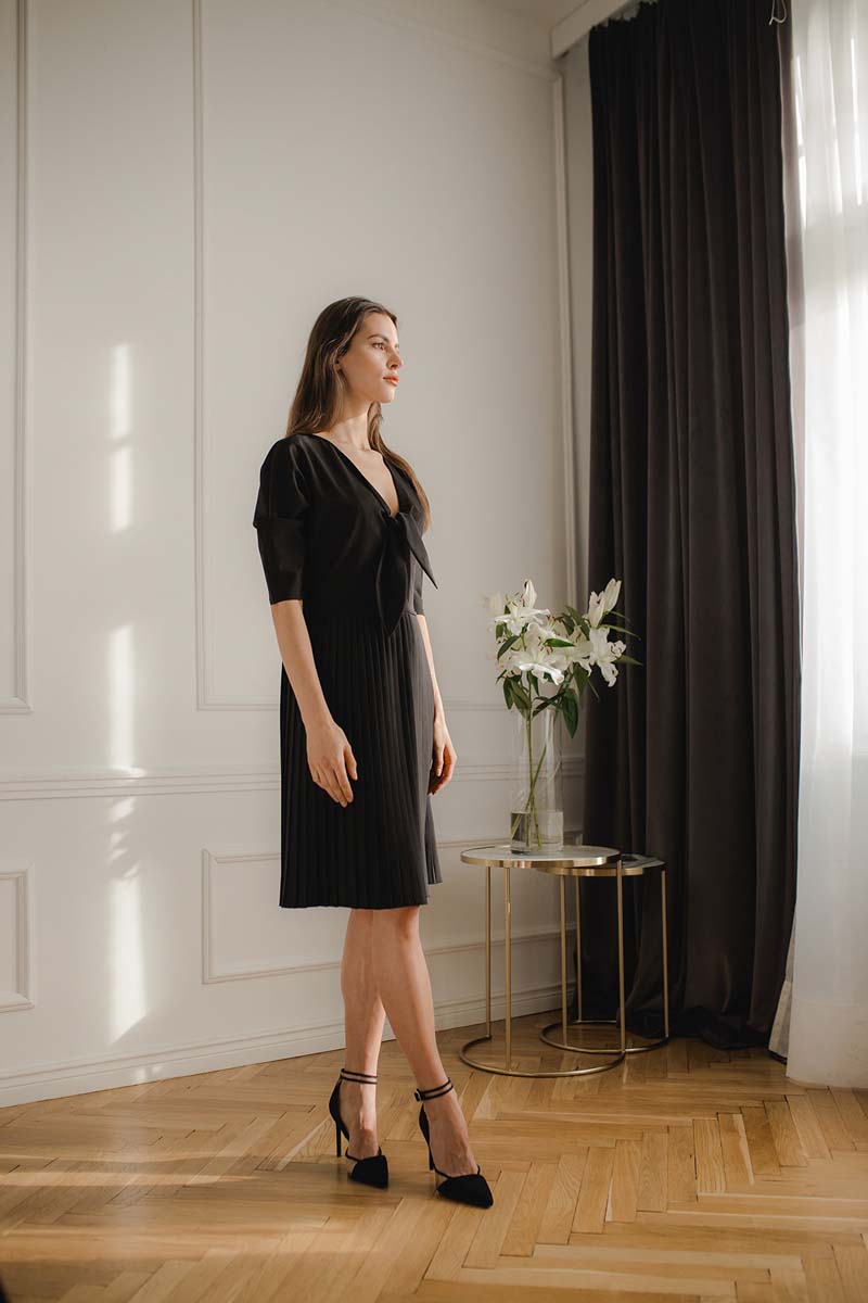 Czarna Elegancka Sukienka z Plisowanym Dołem