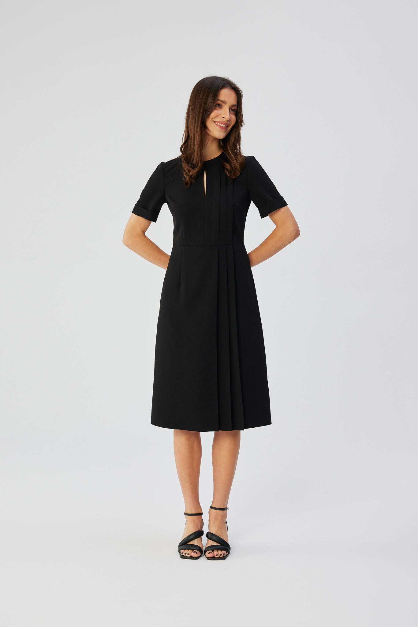 Czarna Midi Sukienka z Ozdobnymi Zakładkami