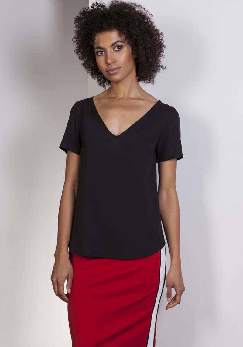 Czarna Casualowa Lekka Bluzka z Dekoltem w Serek