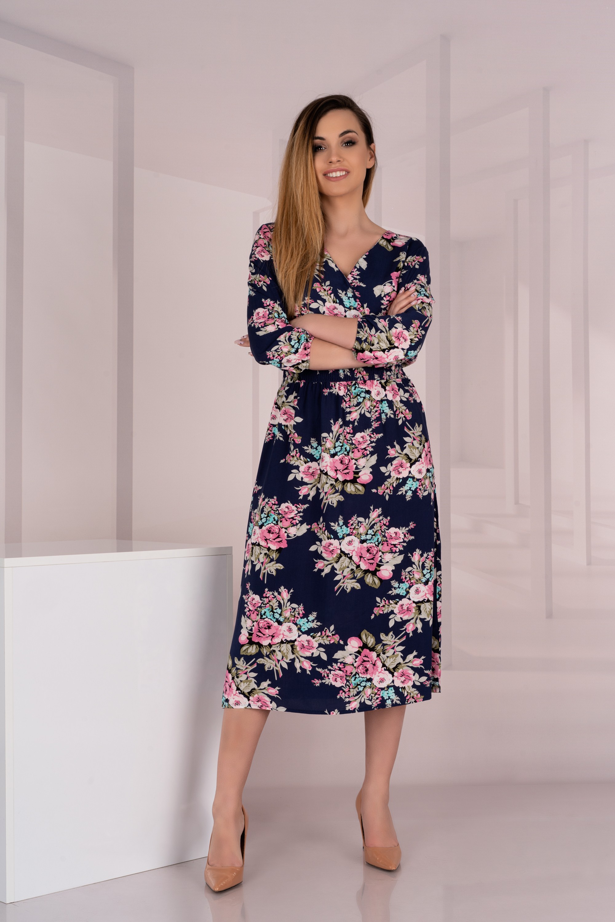 Granatowa Midi Sukienka w Kwiaty z Kopertowym Dekoltem