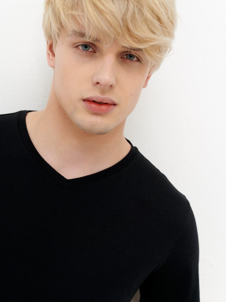 T-shirt z dekoltem w serek męski