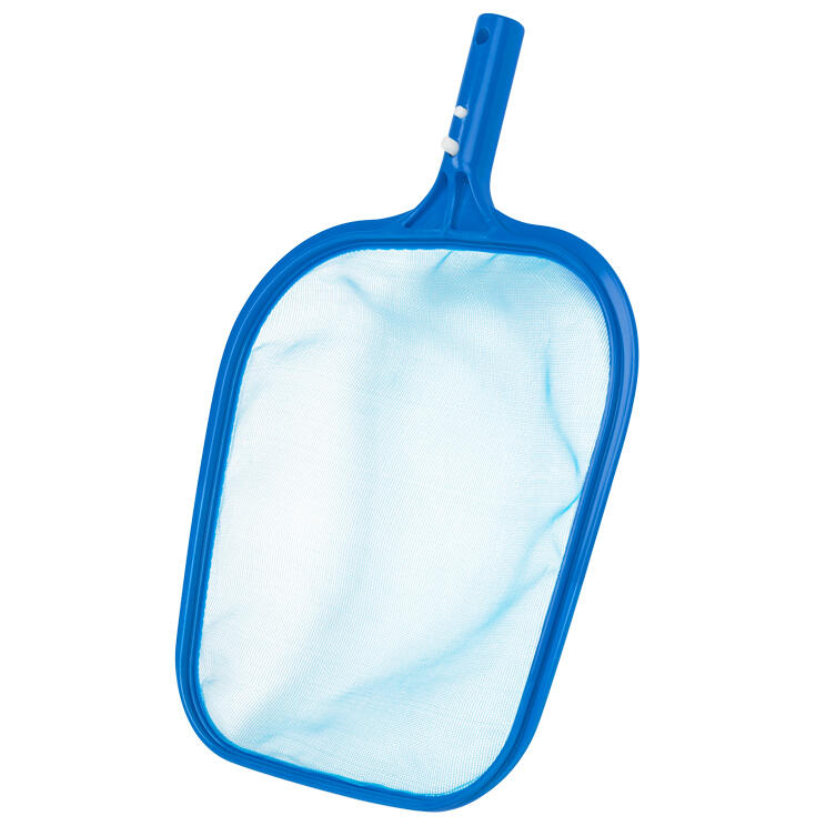 Podbierak na powierzchni basenu