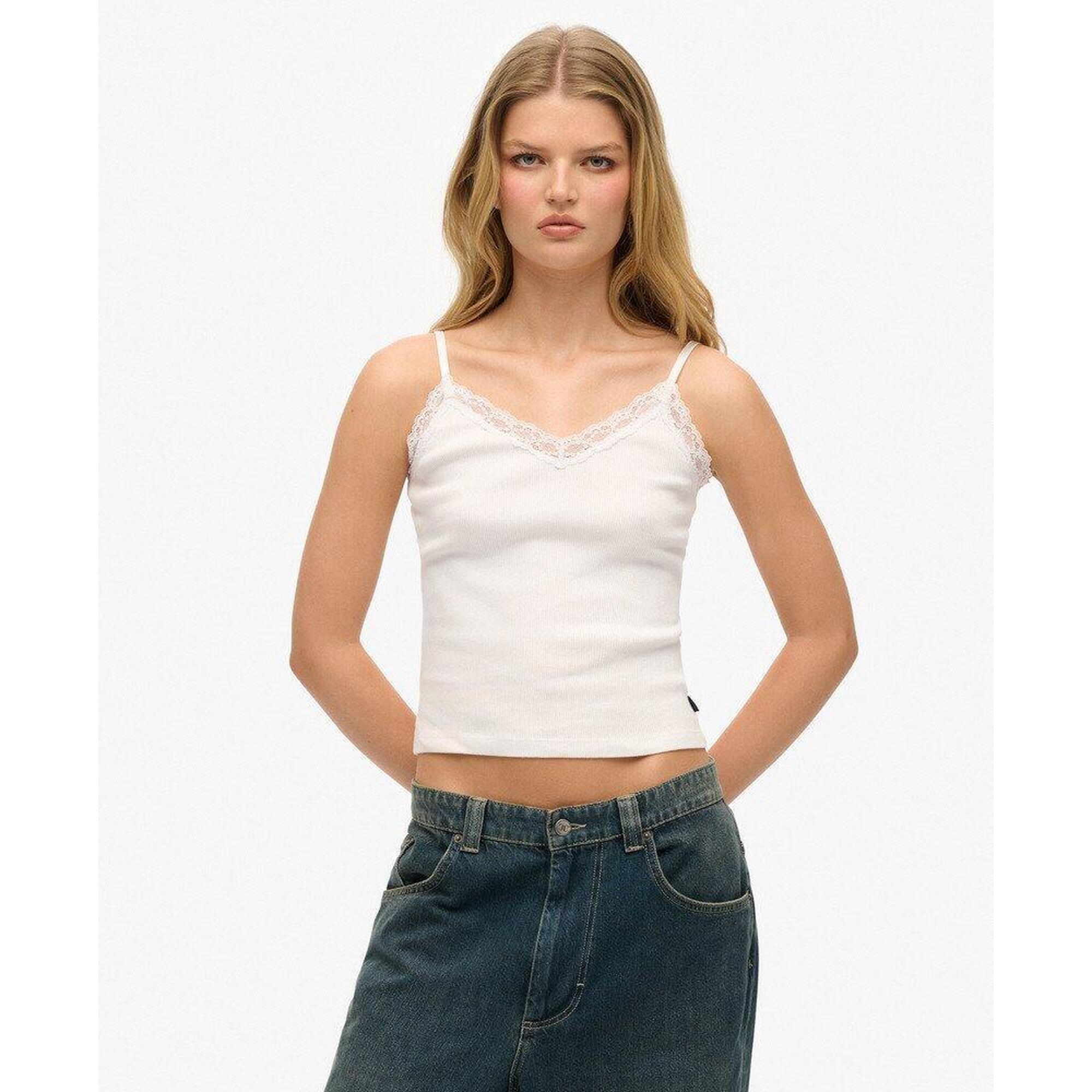 Koszulka z koronkowym wykończeniem.