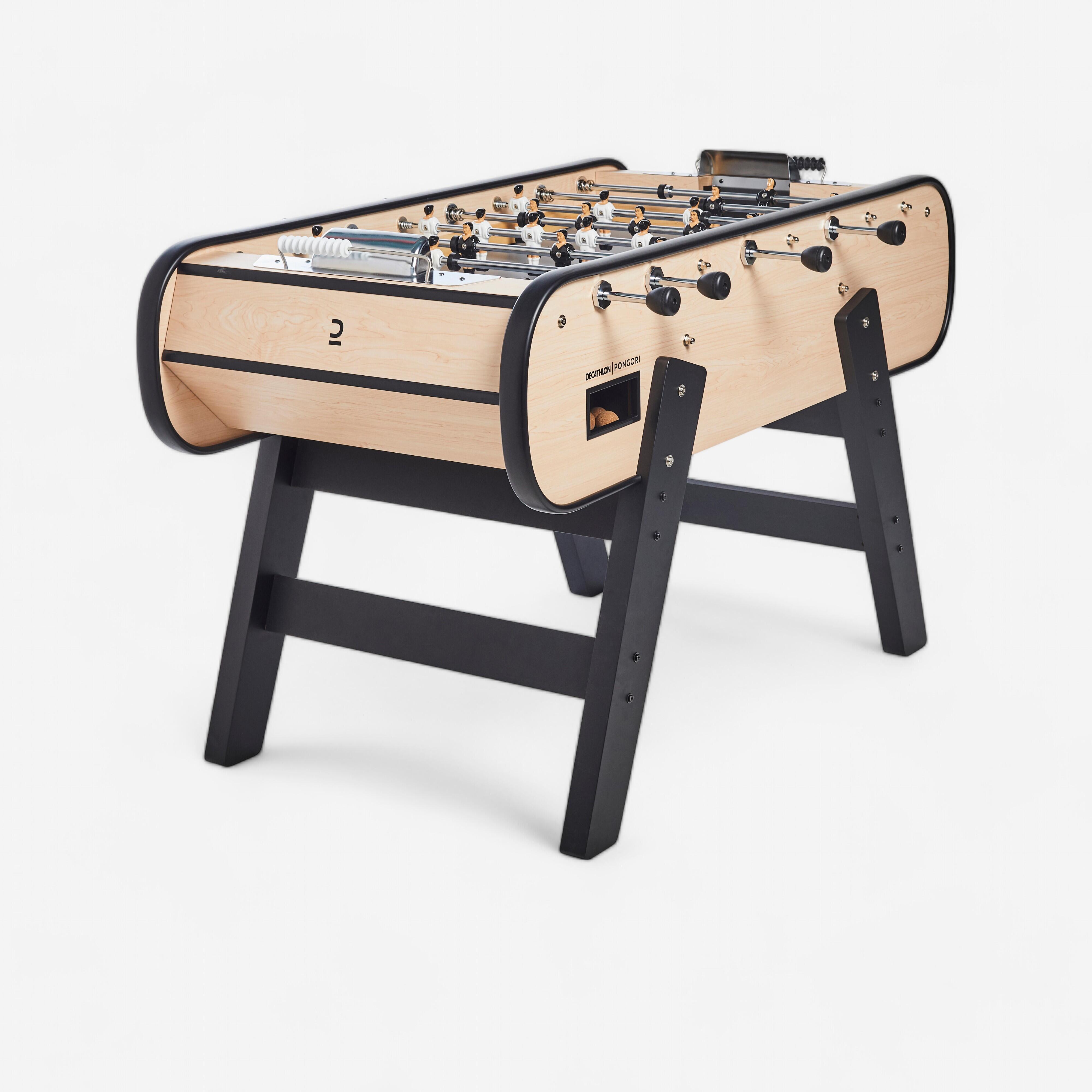 Drewniany stół do gry w piłkarzyki w budynku BF 500