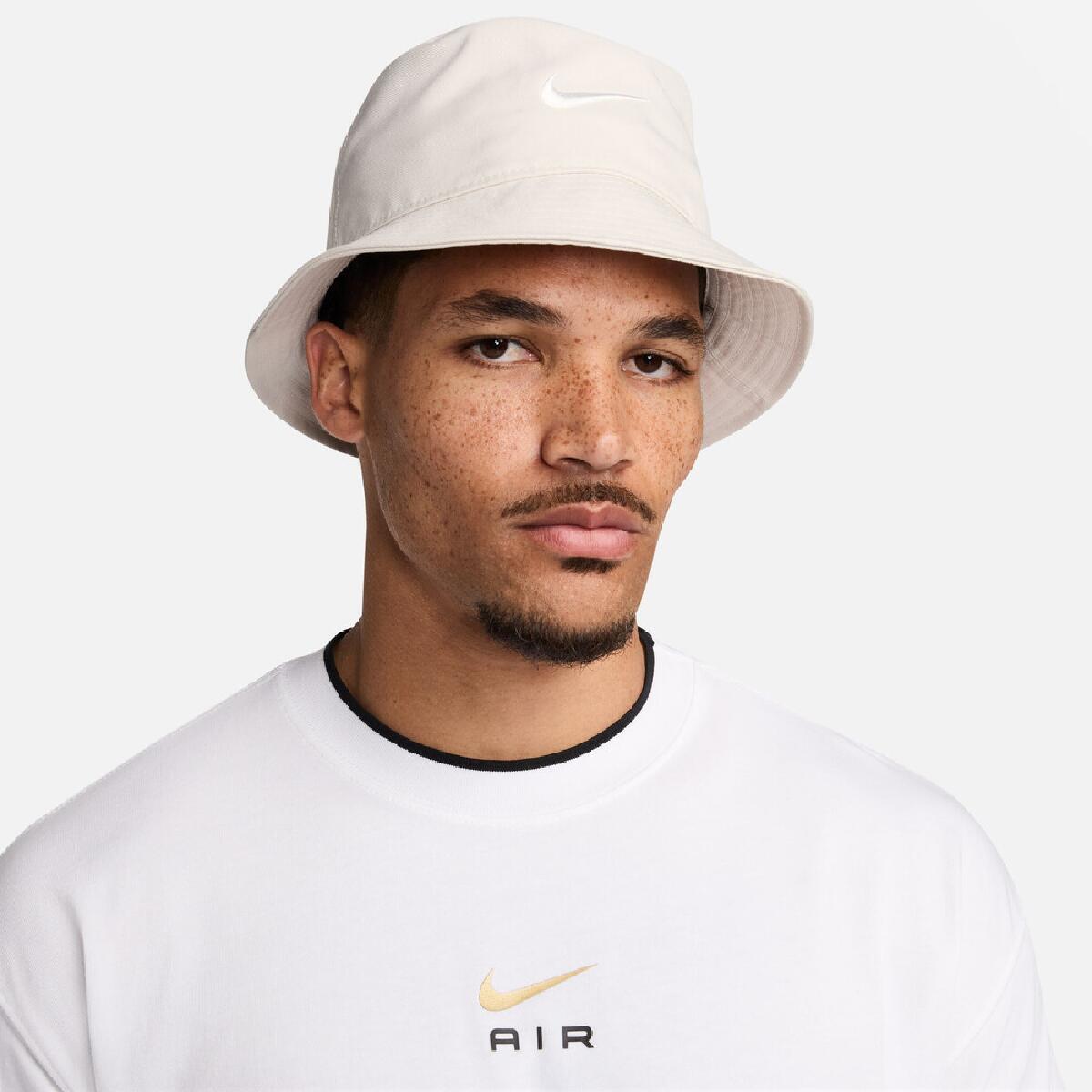 Kapelusz czapka Nike Apex Swoosh Bucket Hat Beżowy - FB5382-104