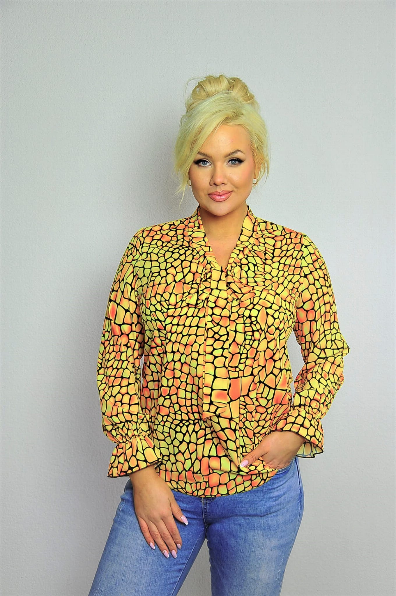 Elegancka bluzka z kokardą w marmurkowy żółty print PLUS SIZE XXL