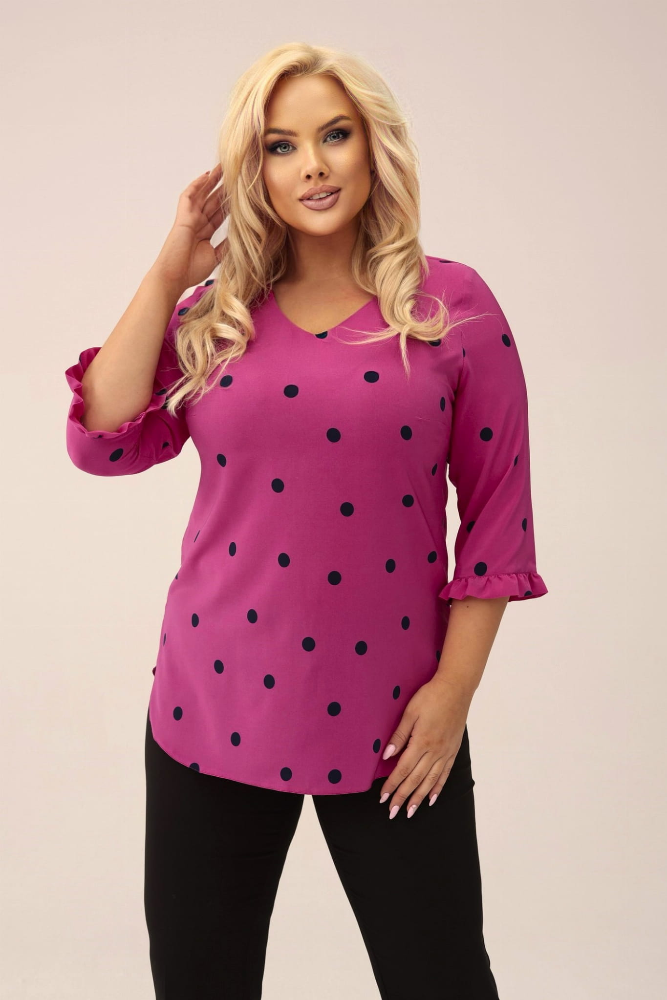 Amarantowa bluzka w czarne kropki z rękawem 3/4 PLUS SIZE XXL