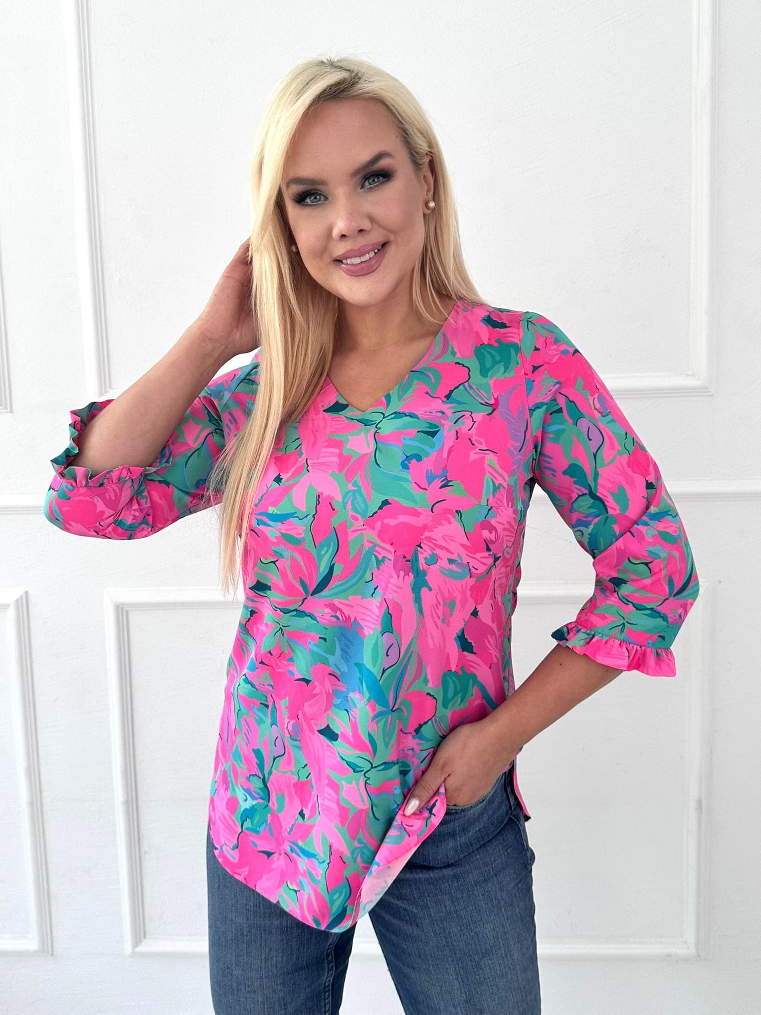 Elegancka bluzka w letnie różowe wzory z falbanką PLUS SIZE XXL