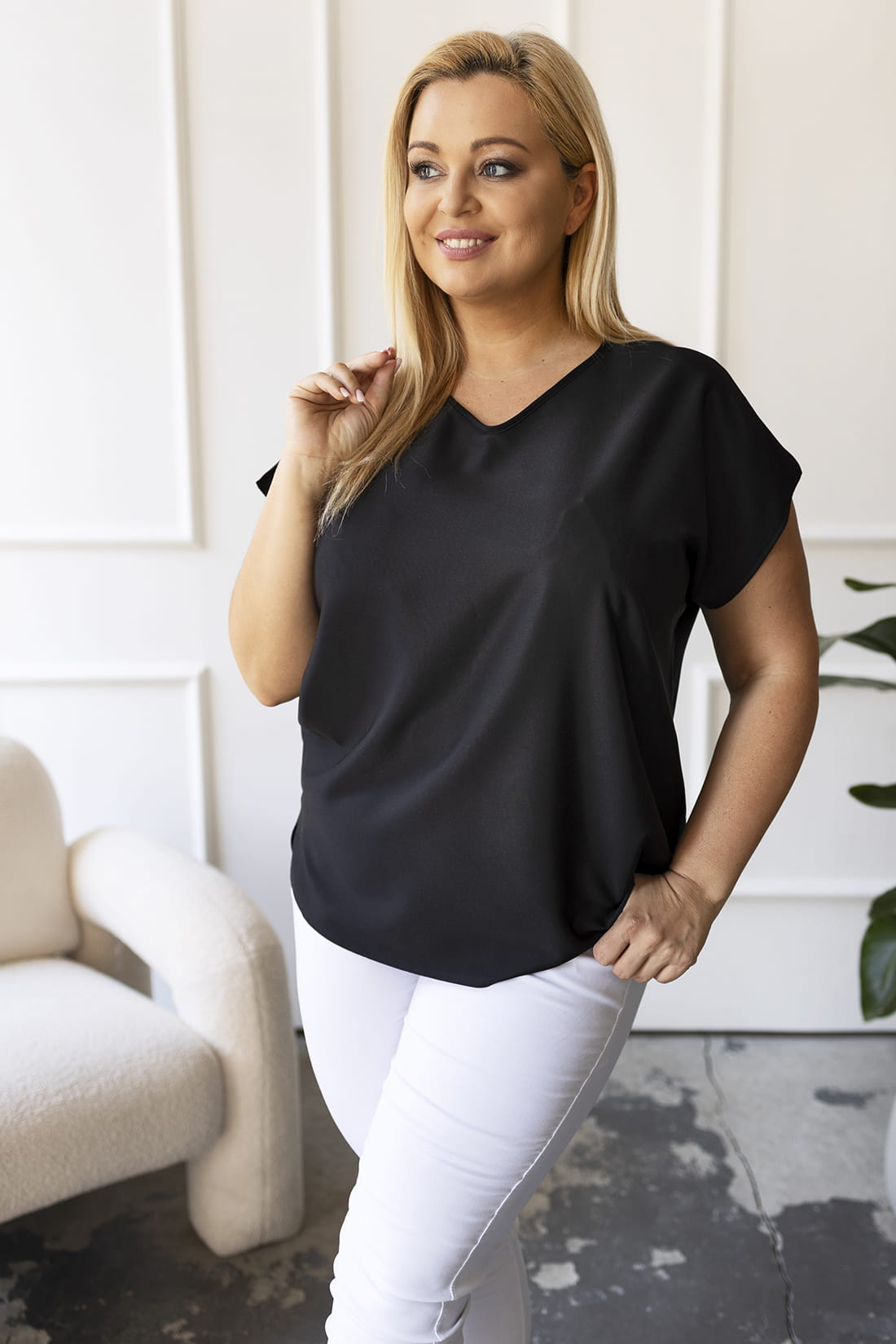 Czarna bluzka z krótkiem rękawem i dekoltem V PLUS SIZE XXL