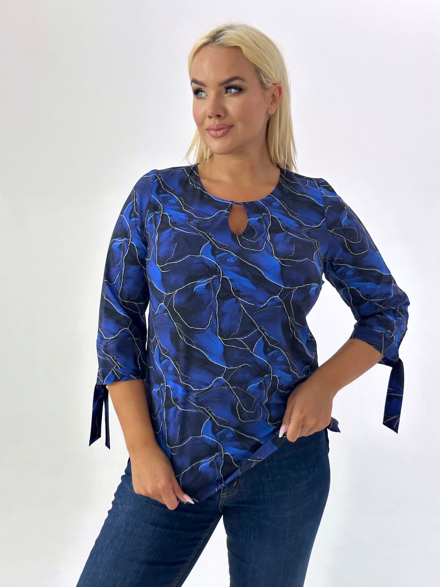 Elegancka bluzka z fantazyjnym dekoltem w odcieniach granatu PLUS SIZE XXL