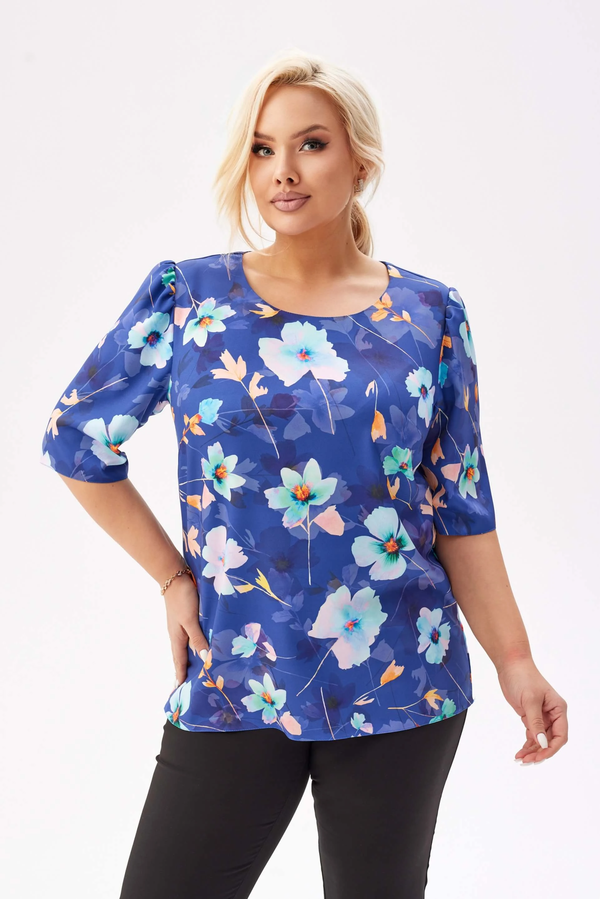 Bluzka Spring z krótkim rękawem i lekką bufką w jasnym odcieniu granatu w kwiaty PLUS SIZE XXL