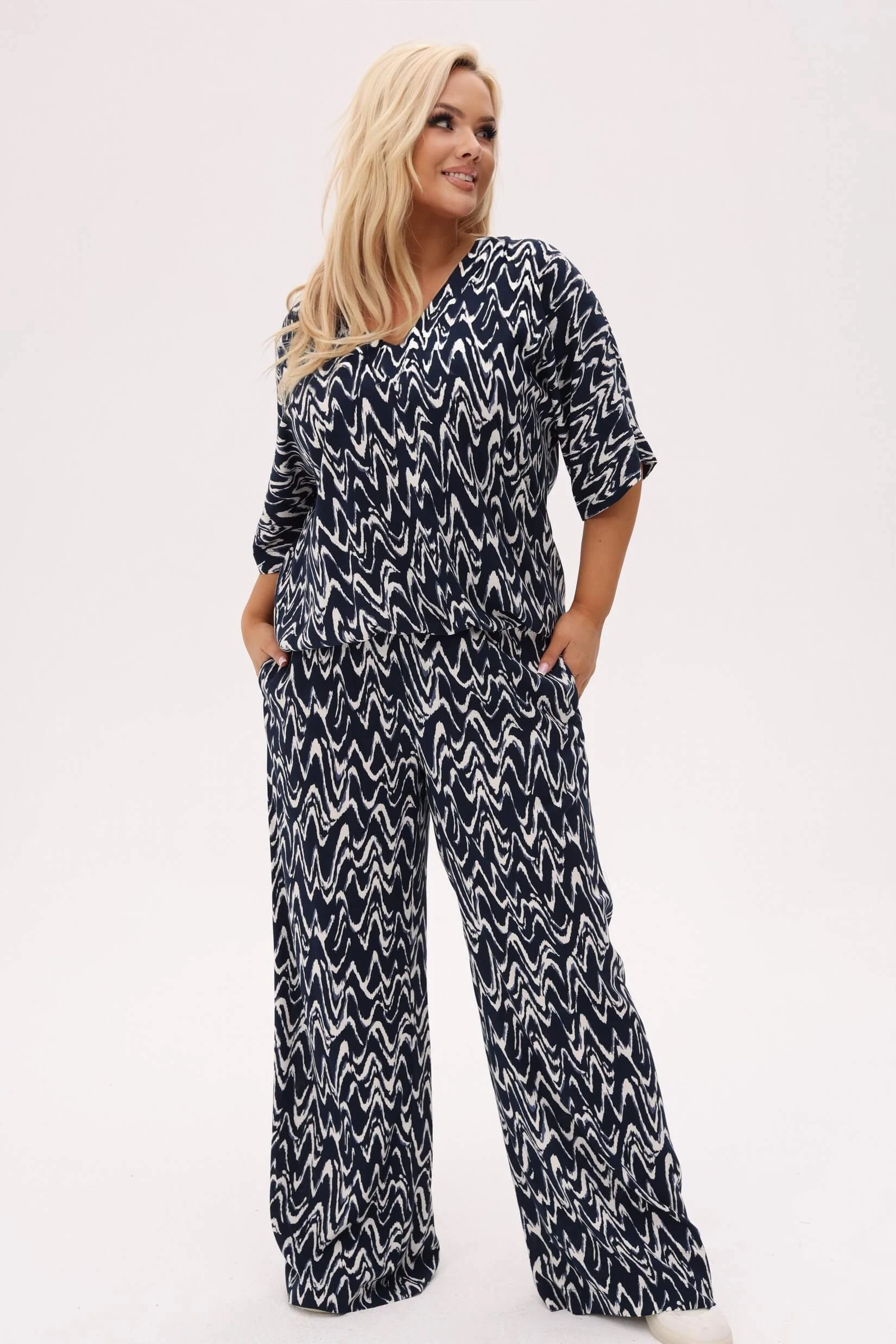 Wakacyjny komplet Riva - Echo Granatu - ciemnogranatowa baza z białym wzorem w formie zygzaków PLUS SIZE XXL OVERSIZE