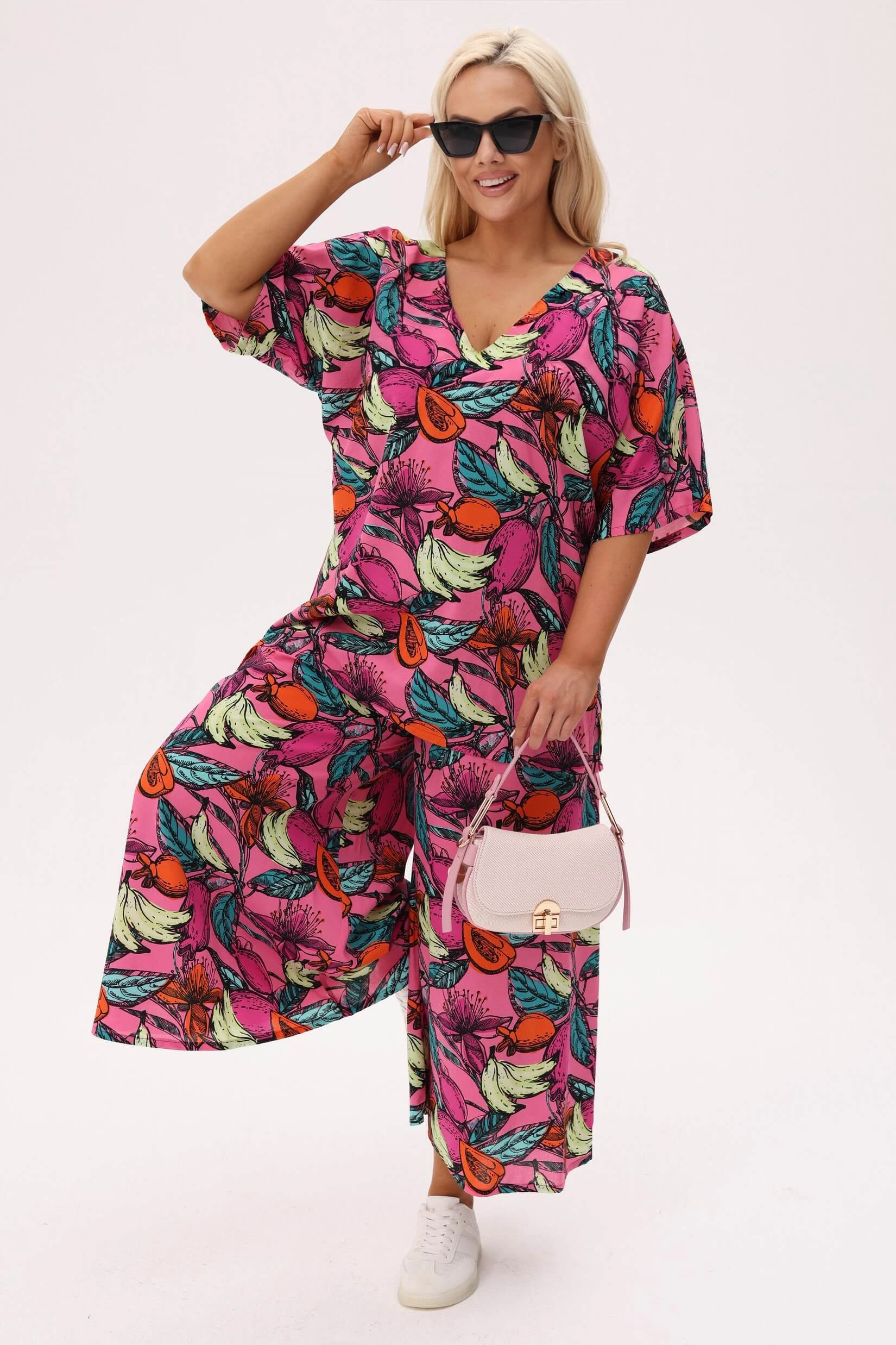 Wakacyjny różowy komplet Tropica Owocowa Fiesta (bluzka + spódnico - spodnie) PLUS SIZE XXL OVERSIZE