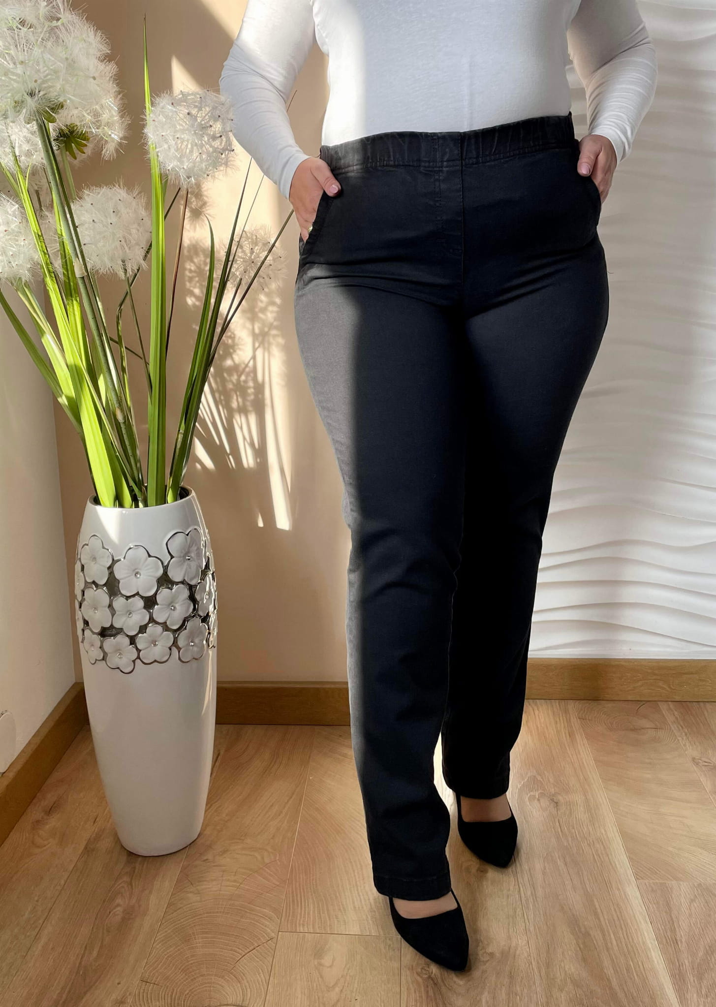 Czarne jeansowe spodnie Jovita z prostą nogawką PLUS SIZE XXL