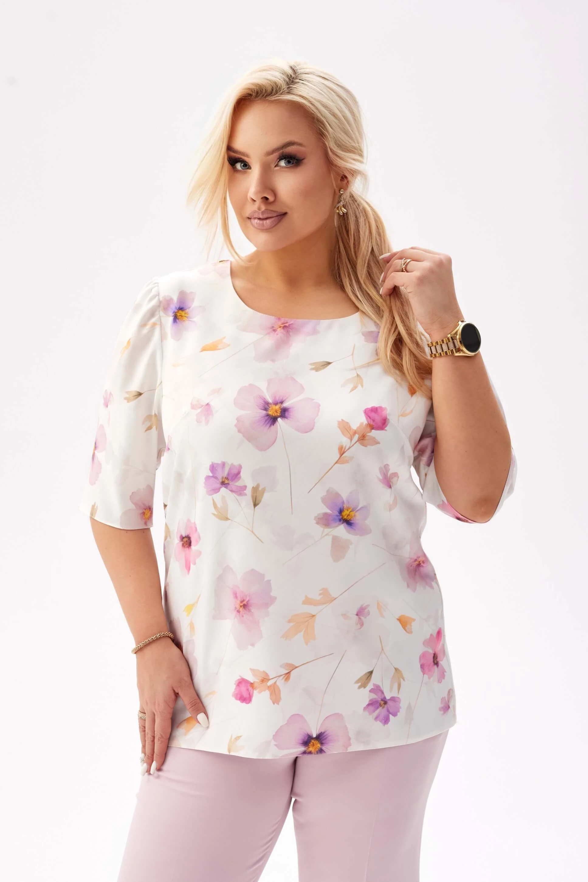 Bluzka Spring z krótkim rękawem i lekką bufką w kolorze ecru w kwiaty PLUS SIZE XXL