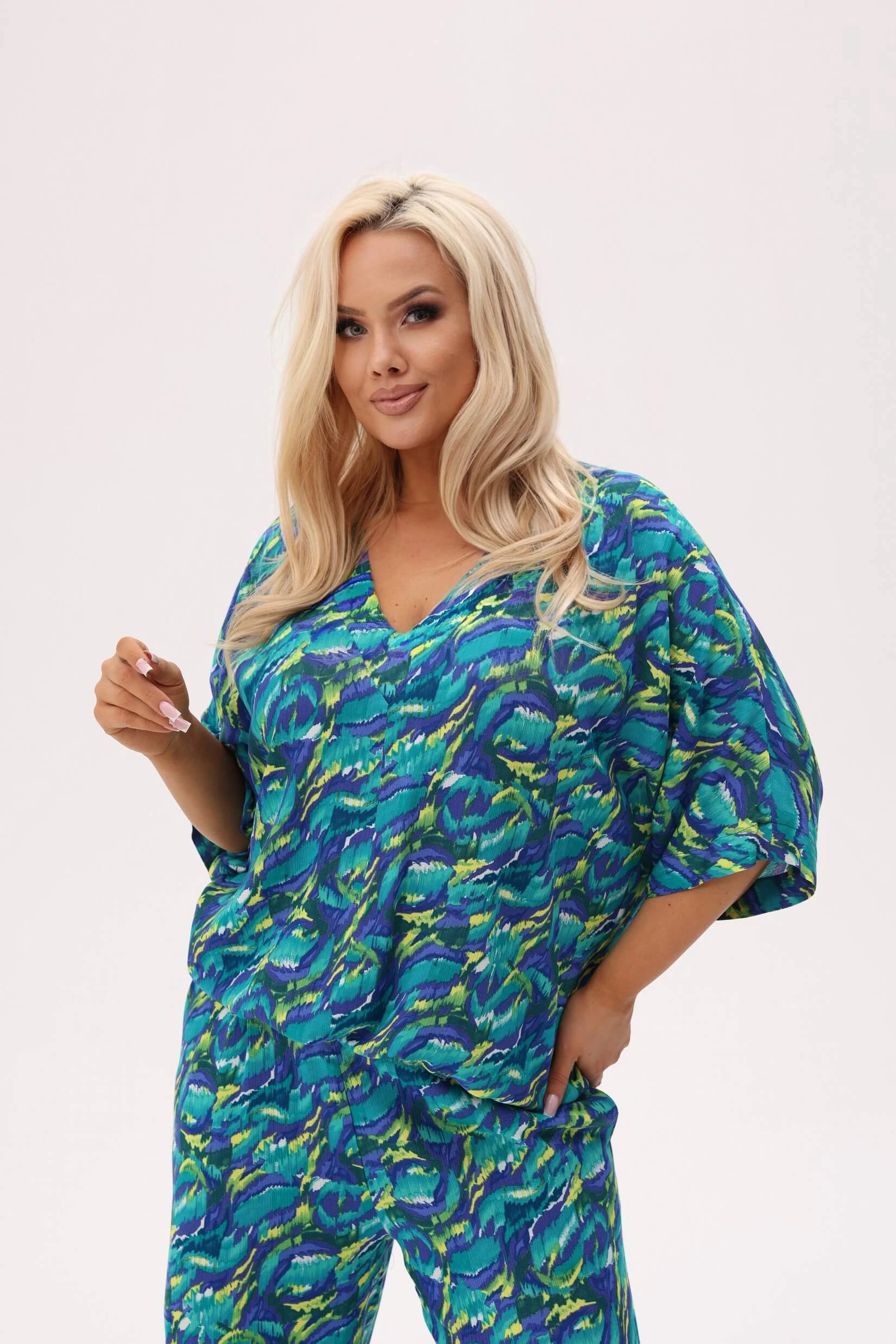 Wakacyjna bluzka Riva - Tropikalna Energia w odcieniach zieleni i niebieskiego PLUS SIZE XXL OVERSIZE