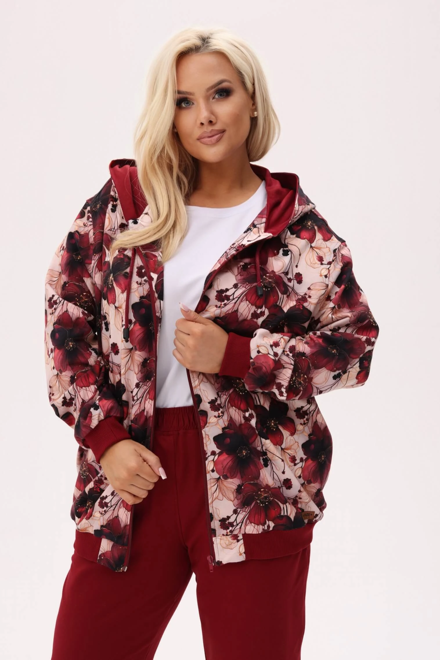 Dres Loretta z kwiatowym printem hibiskusa i spodniami w bordowym kolorze PLUS SIZE XXL OVERSIZE JESIEŃ