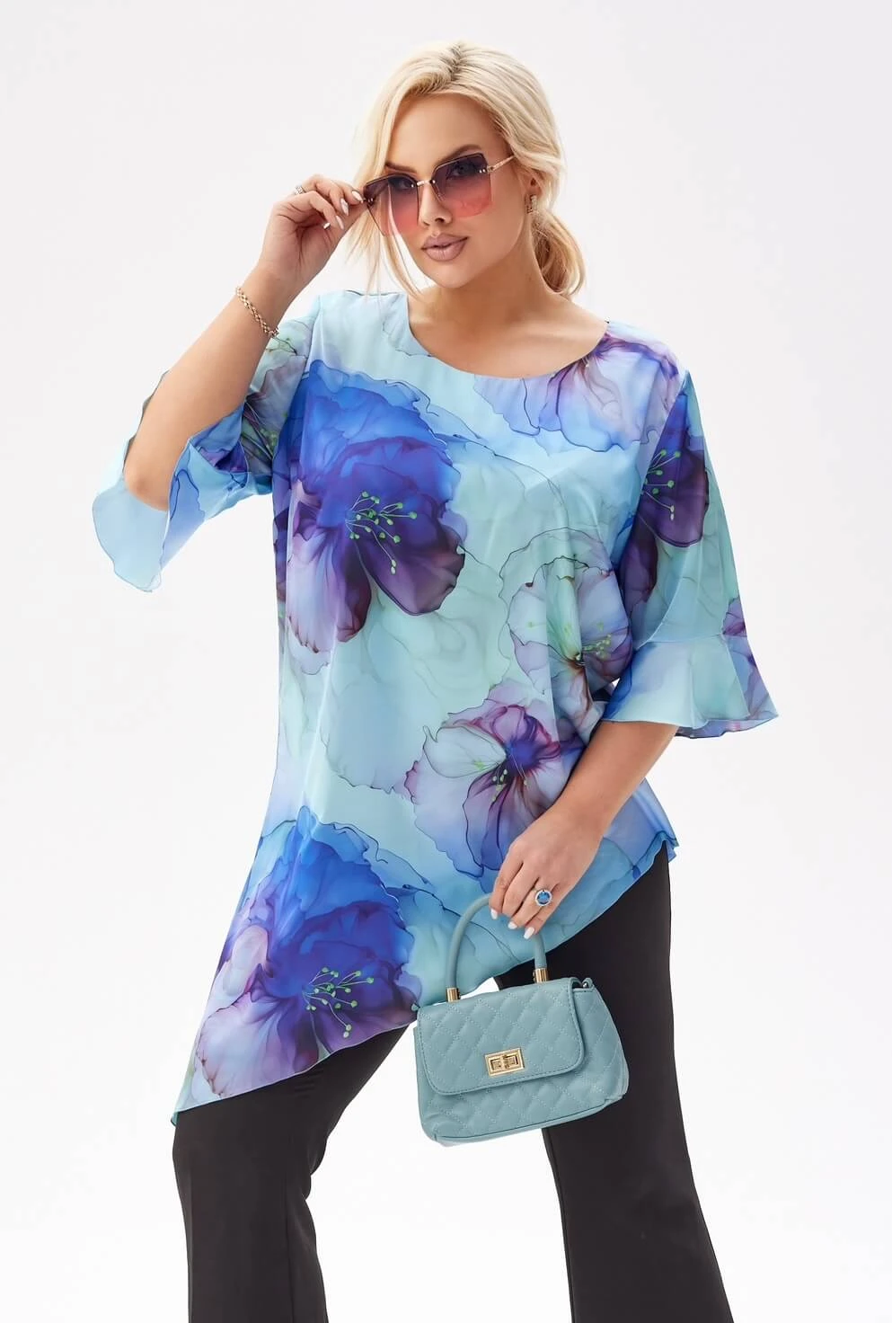 Elegancka tunika Liliana z asymetrycznym krojem w niebiesko-fioletowe kwiaty PLUS SIZE XXL