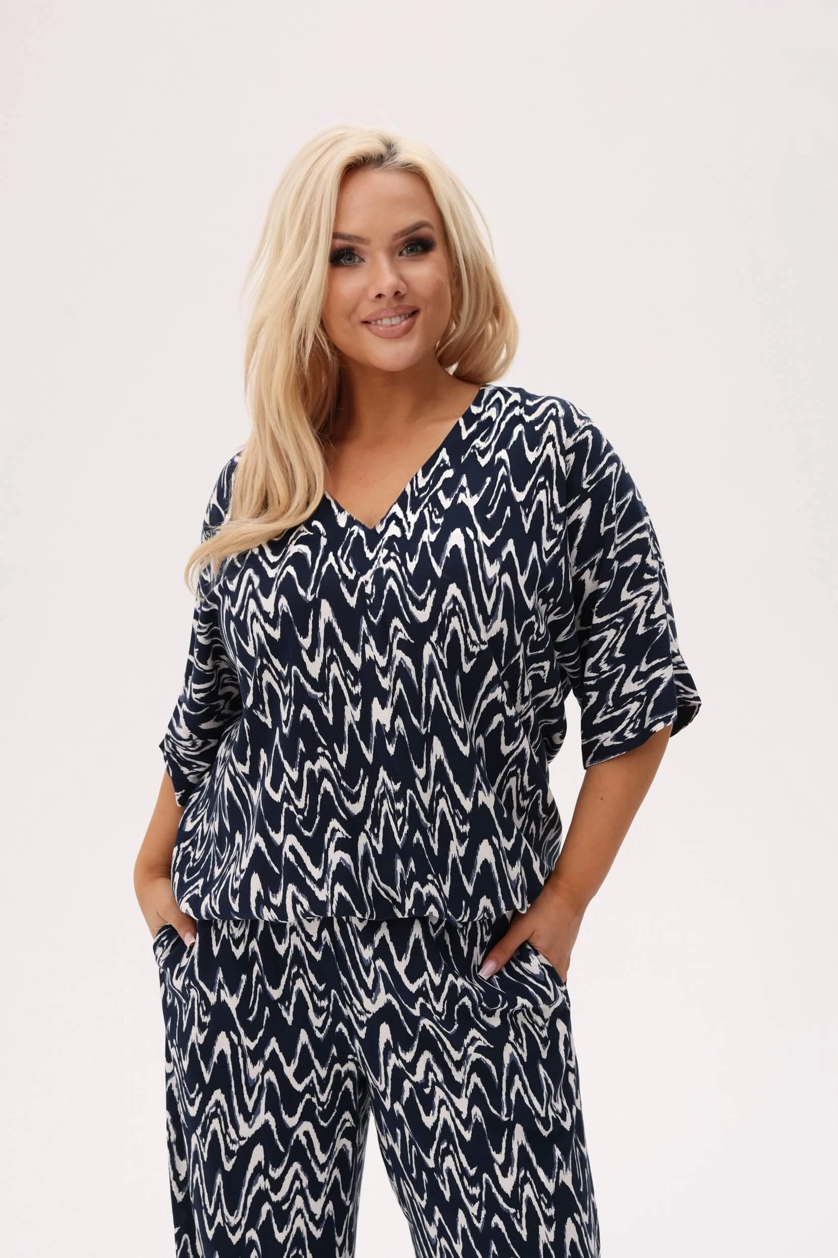Wakacyjna bluzka Riva - Echo Granatu - ciemnogranatowa baza z białym wzorem w formie zygzaków PLUS SIZE XXL OVERSIZE