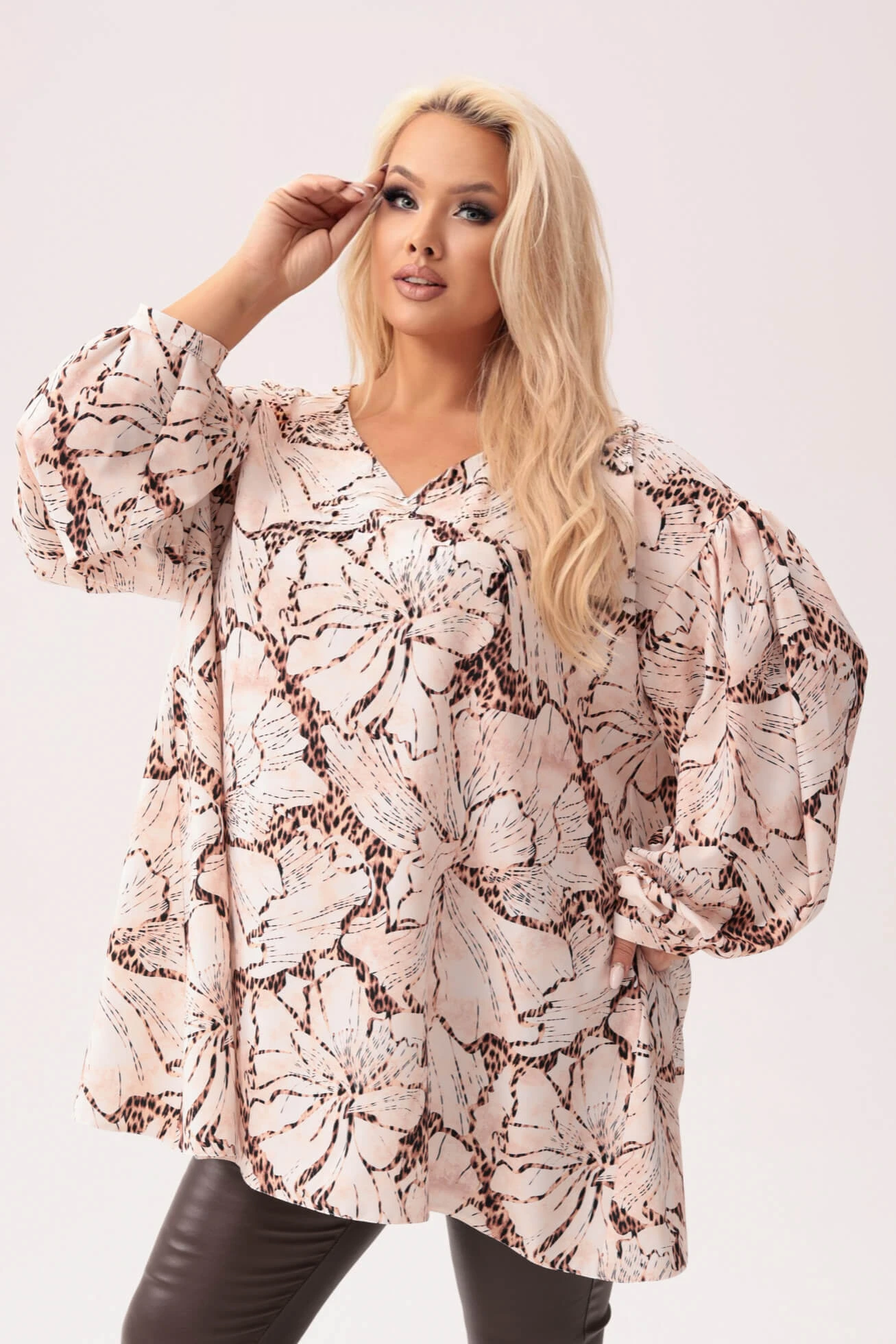 Oversize'owa tunika Amalia - subtelna elegancja w odcieniach beżu z nutą natury PLUS SIZE XXL JESIEŃ