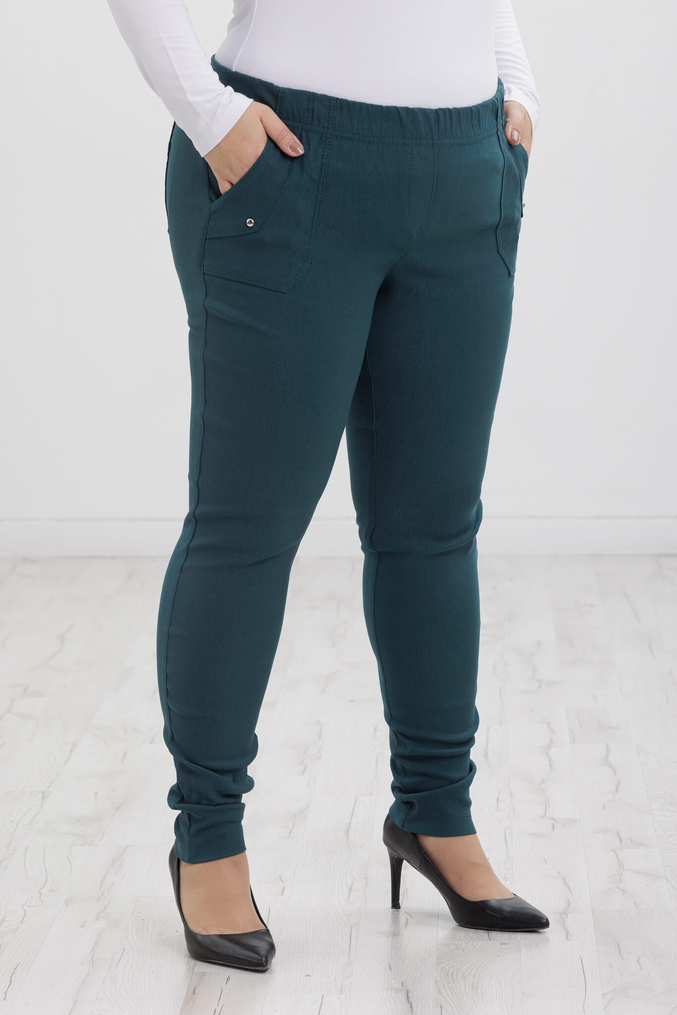 Klasyczne spodnie Nita ze zwężoną nogawką w morskim kolorze PLUS SIZE XXL