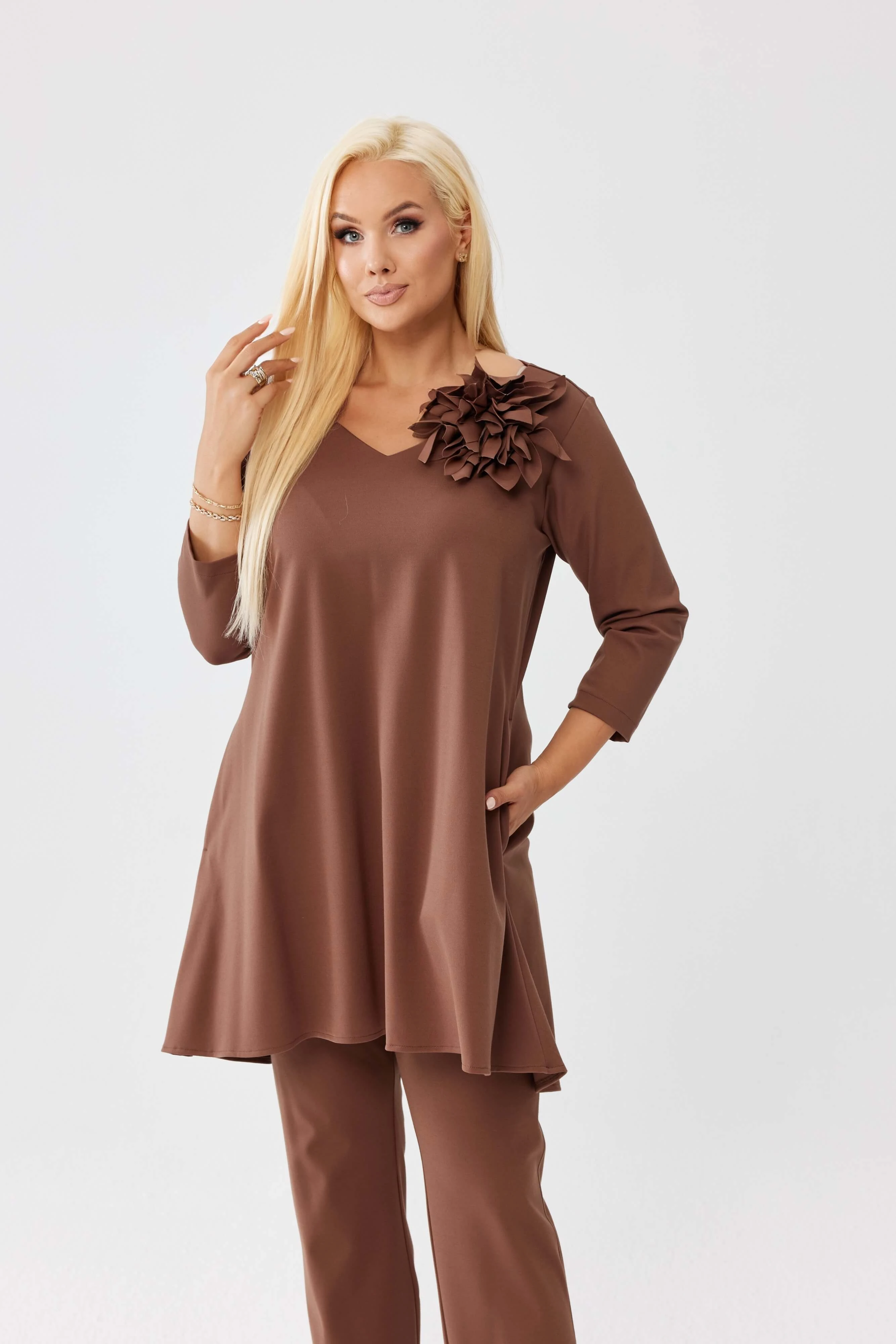 Asymetryczna karmelowa tunika Florina z wydłużonym tyłem i odpinanym kwiatem PLUS SIZE XXL OVERSIZE JESIEŃ