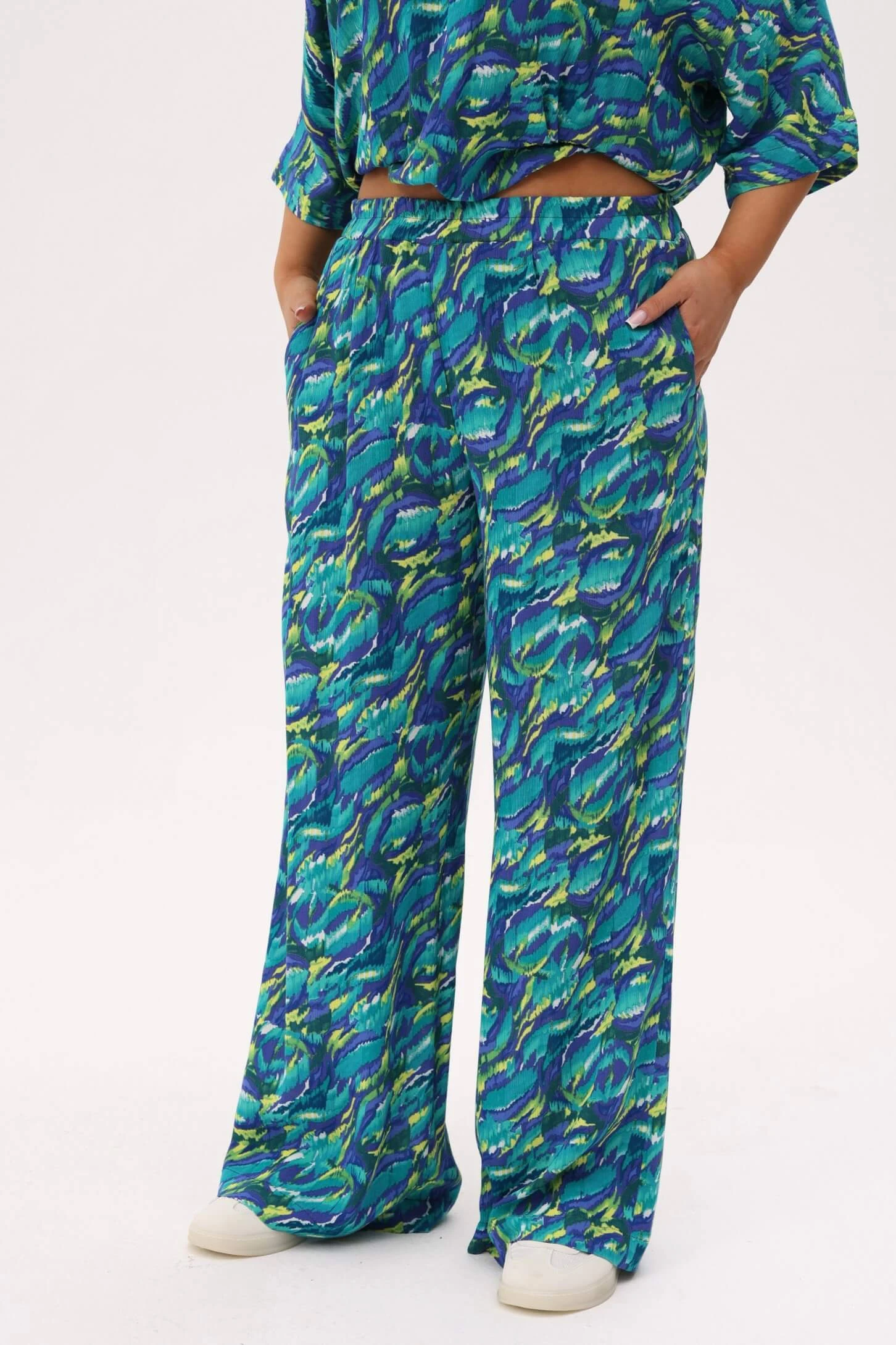 Spodnie "tropikalna energia" z kompletu Riva - wakacyjny styl, wygoda i lekkość PLUS SIZE XXL OVERSIZE