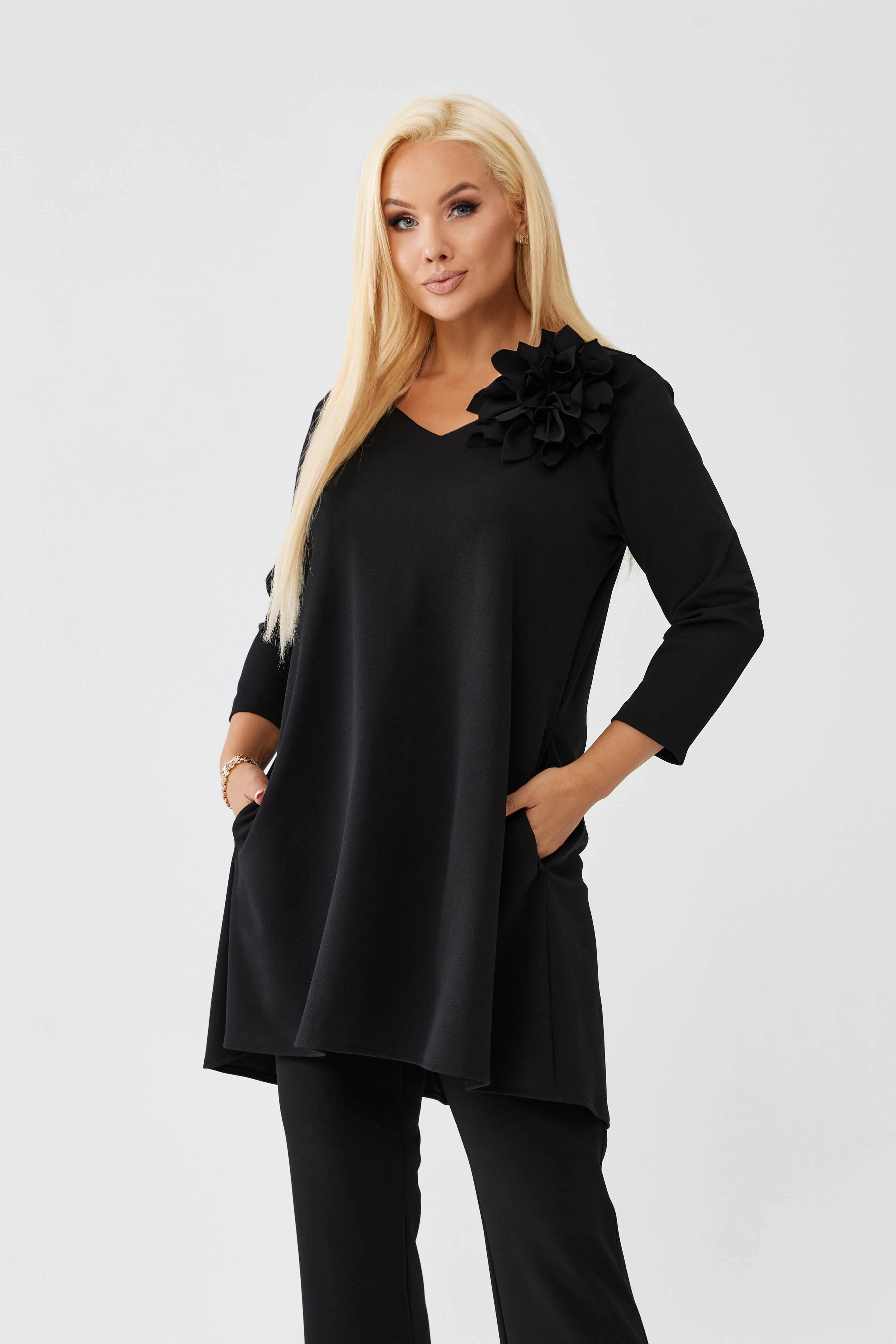 Asymetryczna czarna tunika Florina z wydłużonym tyłem i odpinanym kwiatem PLUS SIZE XXL OVERSIZE JESIEŃ