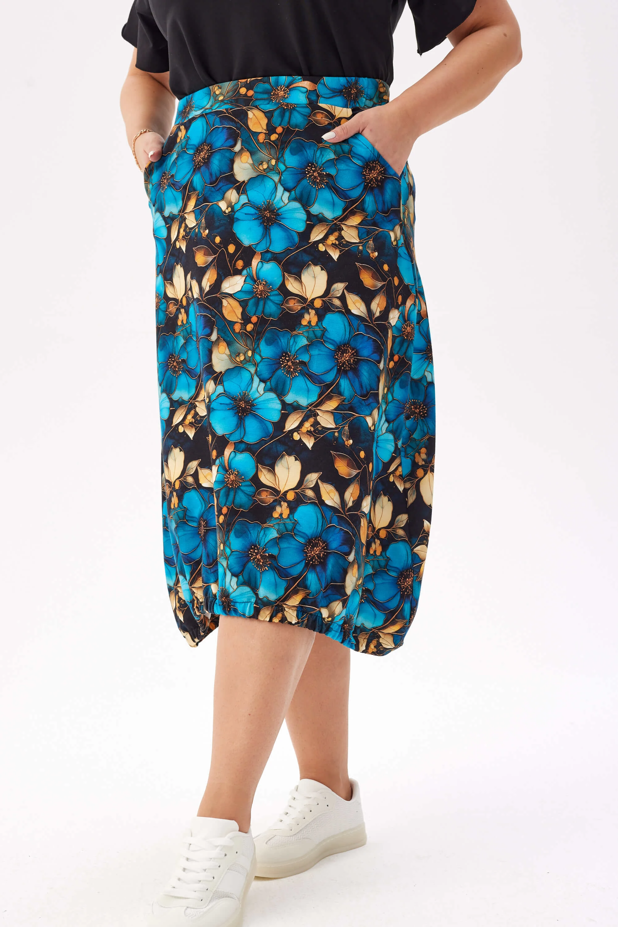 Wygodna i stylowa dresowa spódnica Karina - wyrazisty kwiatowy wzór w odcieniach niebieskiego PLUS SIZE XXL