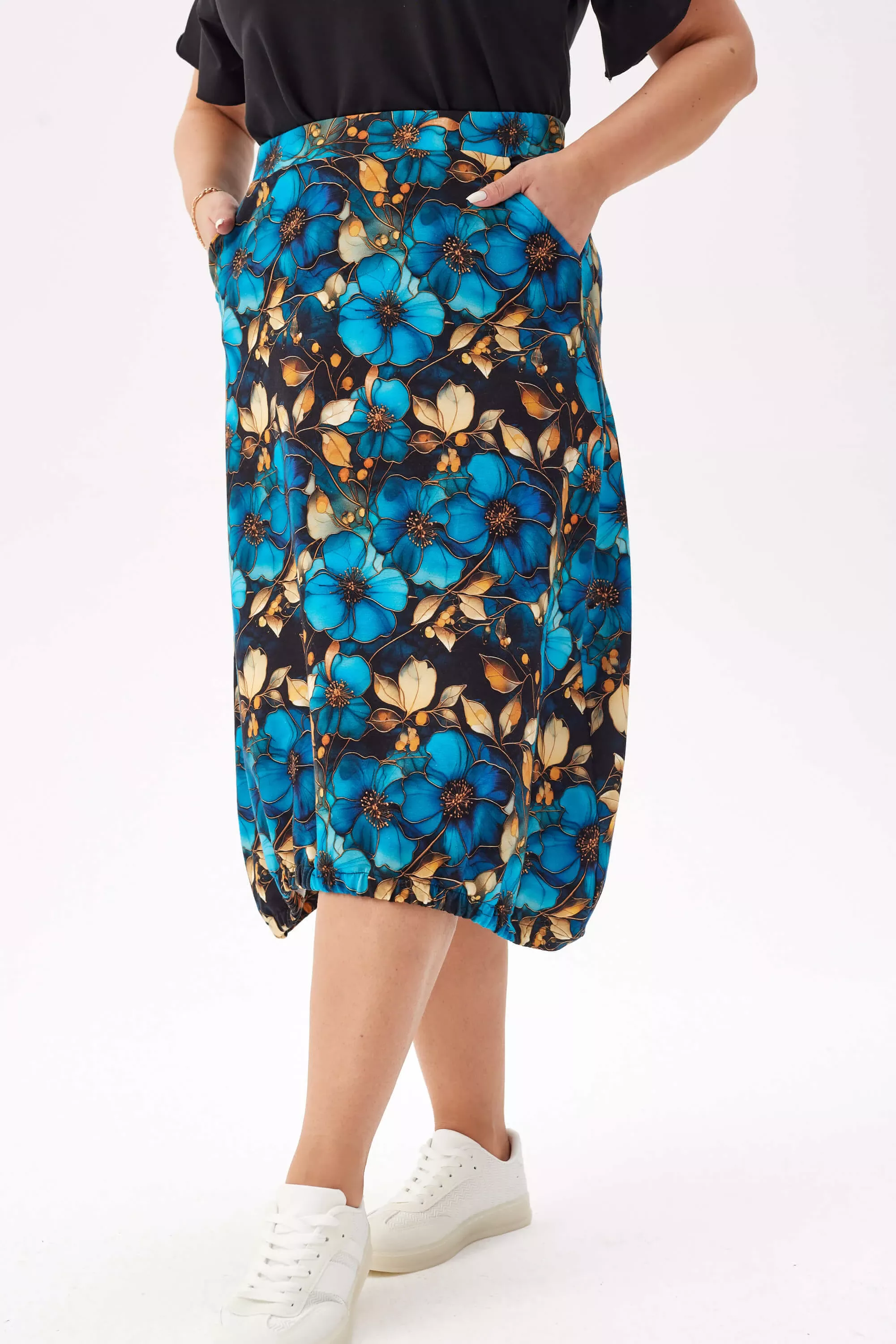 Wygodna i stylowa dresowa spódnica Karina - wyrazisty kwiatowy wzór w odcieniach niebieskiego PLUS SIZE XXL