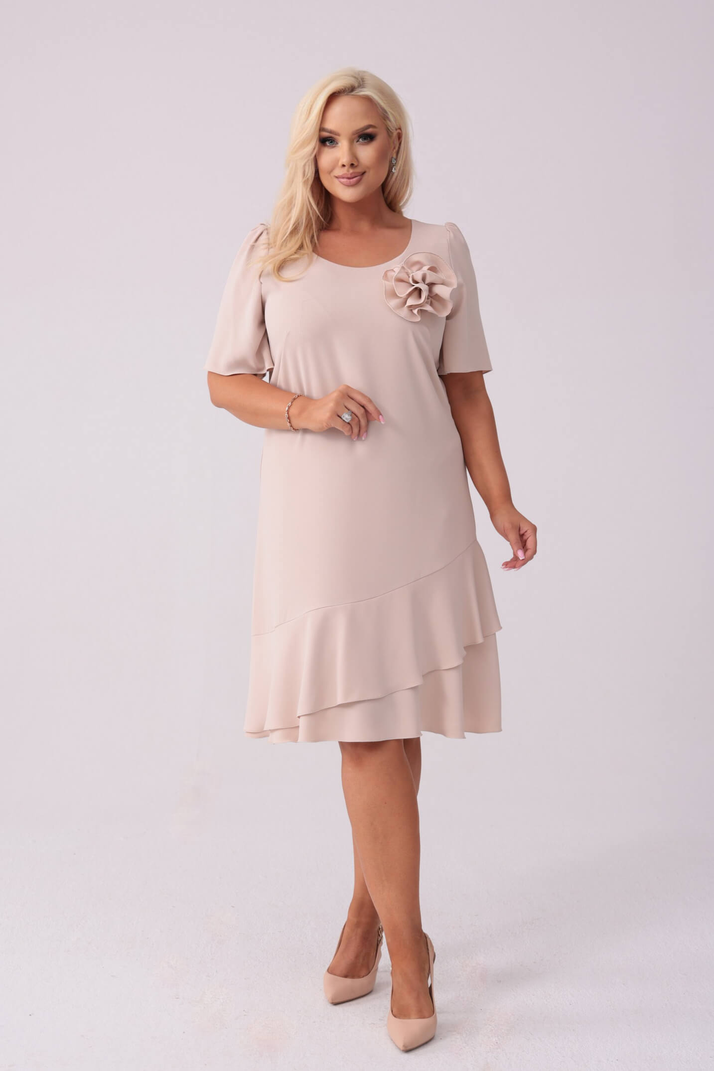 Elegancka beżowa sukienka Evelyn na wesele PLUS SIZE XXL