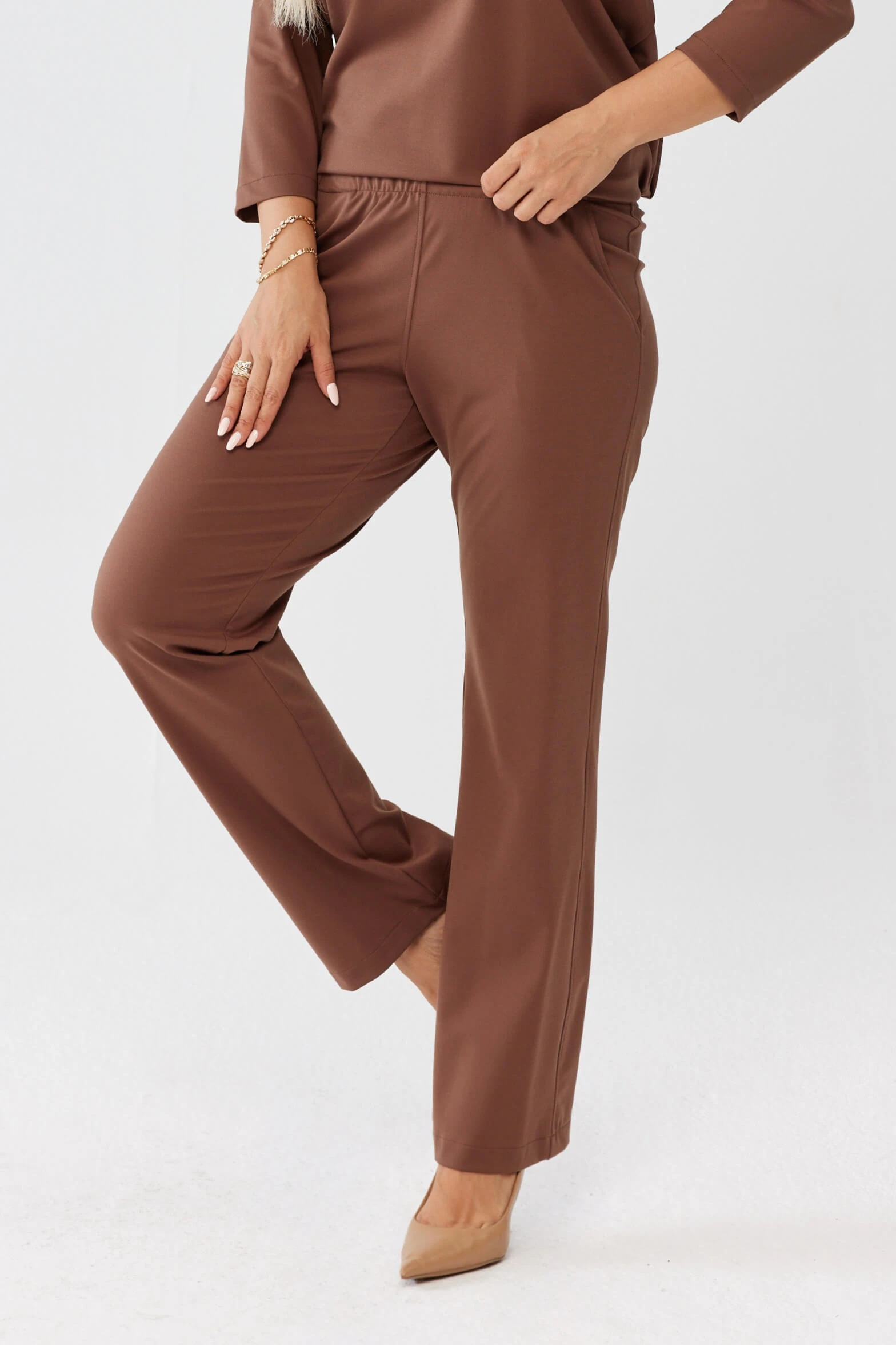 Karmelowe spodnie Florina - prosta nogawka i kieszenie po bokach PLUS SIZE XXL OVERSIZE JESIEŃ