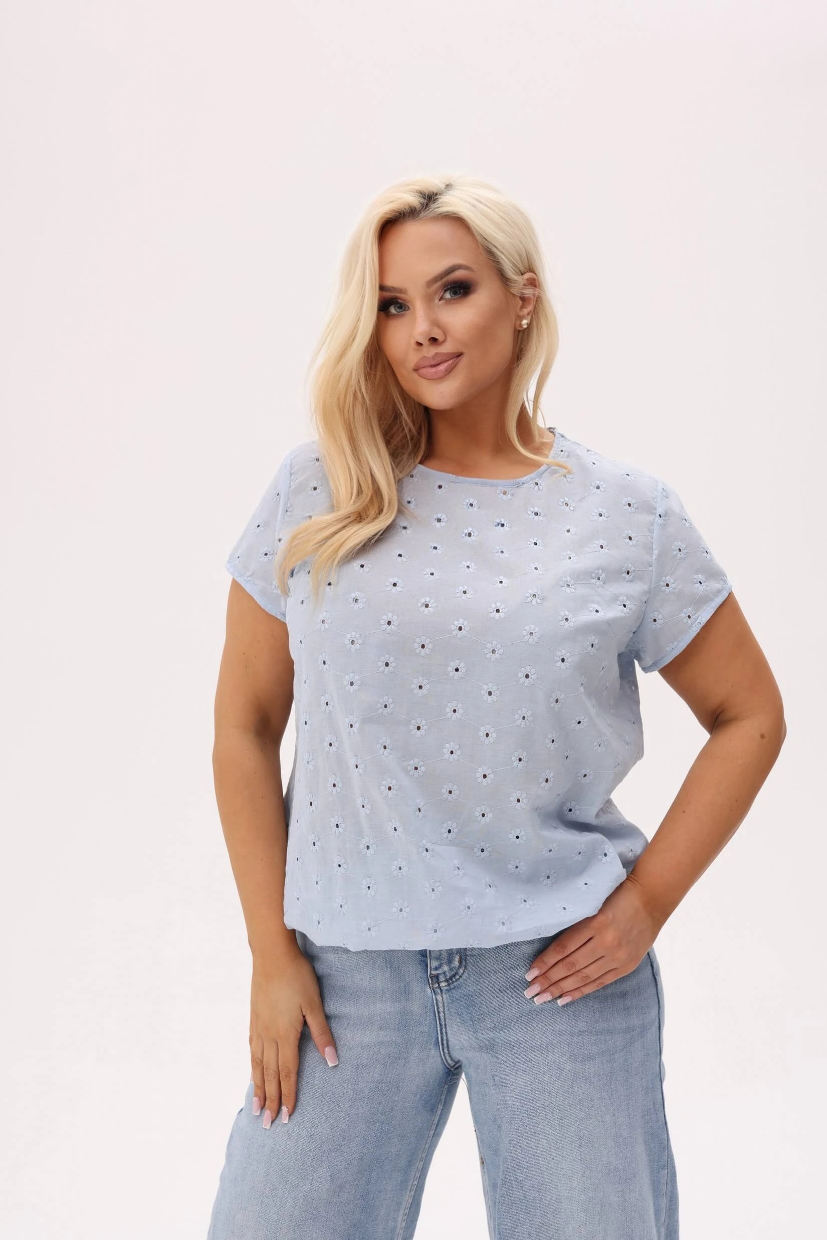 Jasnoniebieska bluzka Lira ze 100% haftowanej bawełny w drobne stokrotki PLUS SIZE XXL OVERSIZE JESIEŃ